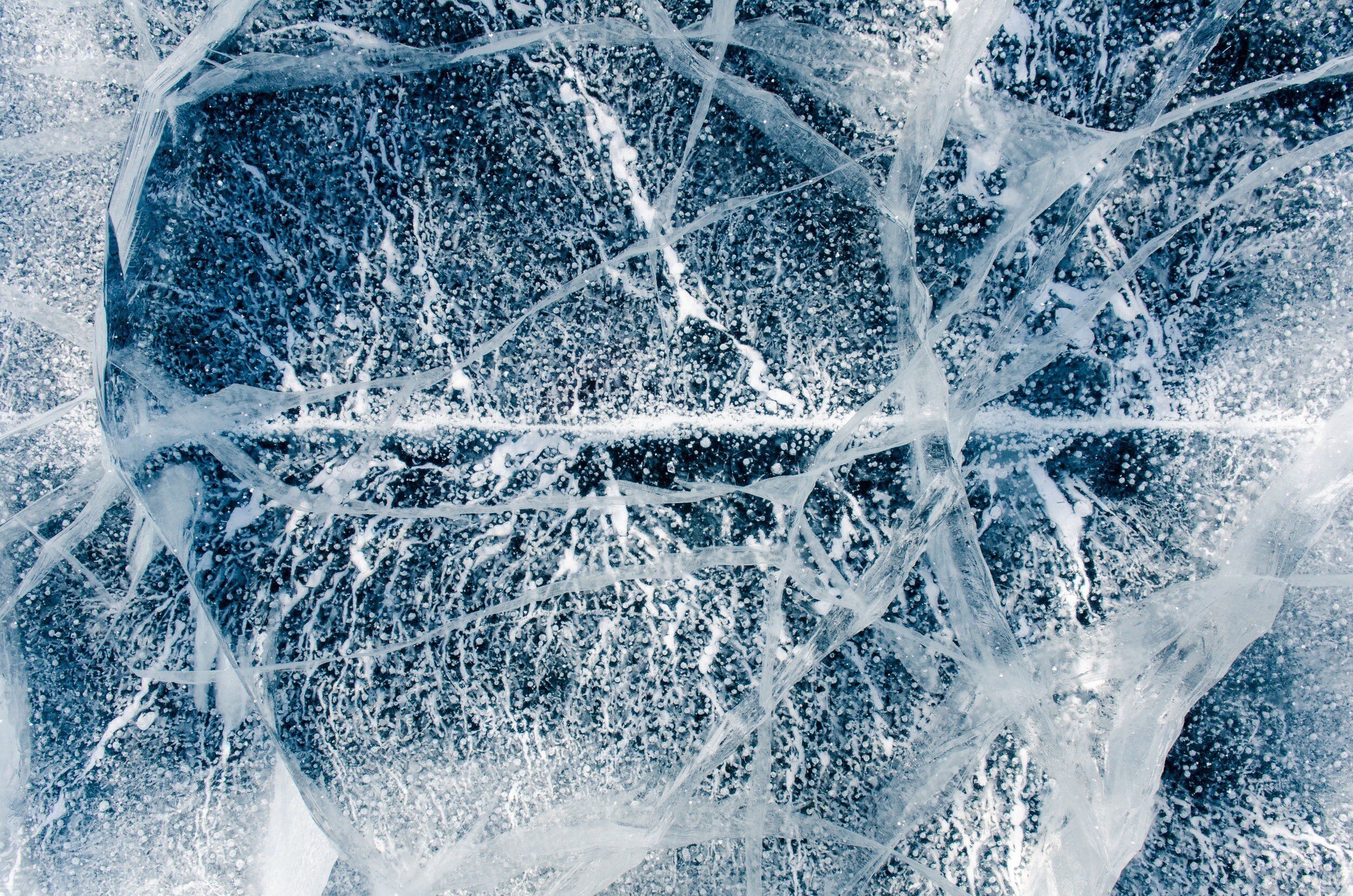Трещины на льду. Текстура льда. Треснувший лед. Лед трескается.