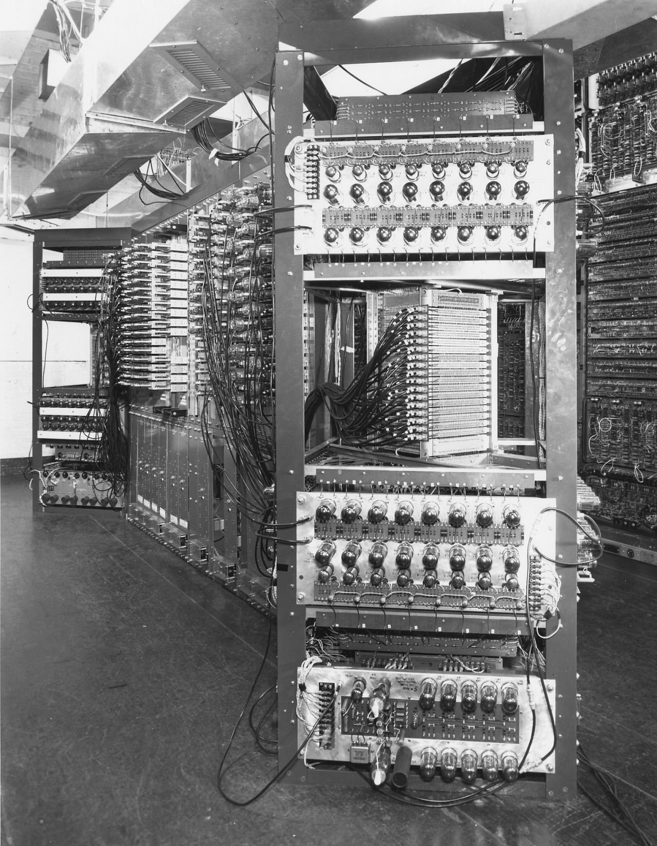 Электронный компьютер электронная машина