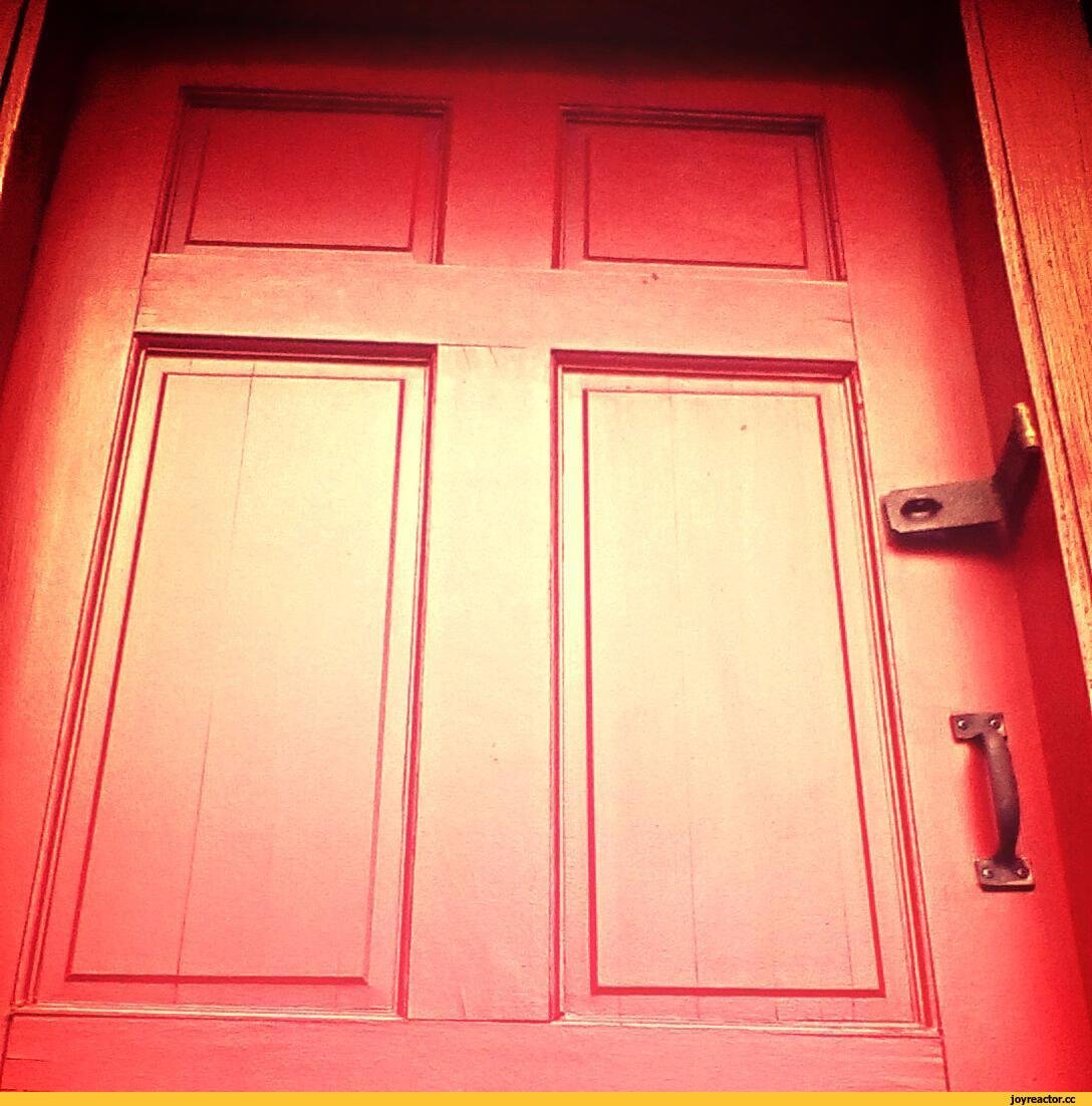 Как открыть красную дверь. Красная дверь искусство. Дверь на Красном фоне. Бархатная красная дверь. Красная дверь арт.