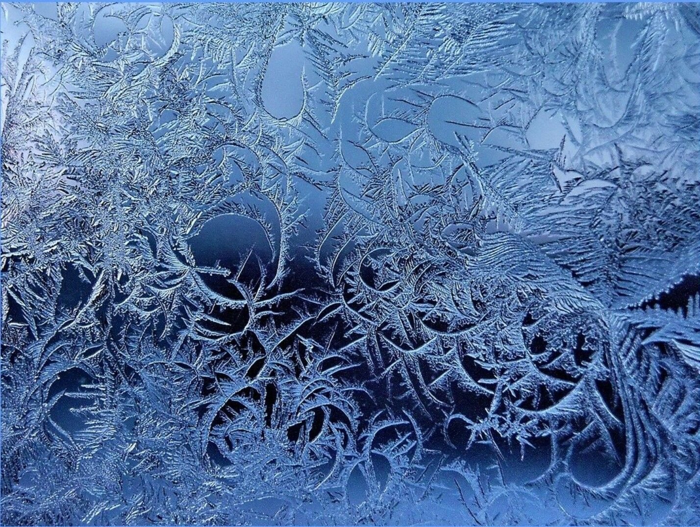 Мороз рисует на стекле узоры. Зимние кружева. Зимнее кружево. Узоры на стекле. Зимние узоры на стекле.
