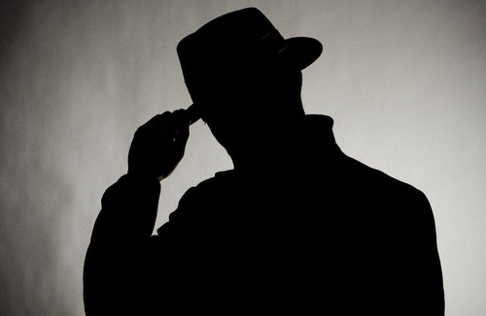 Загадочная тень. Хио Муэль. Тень мужчины в шляпе. Темный человек в шляпе. Неизвестный мужчина в шляпе.