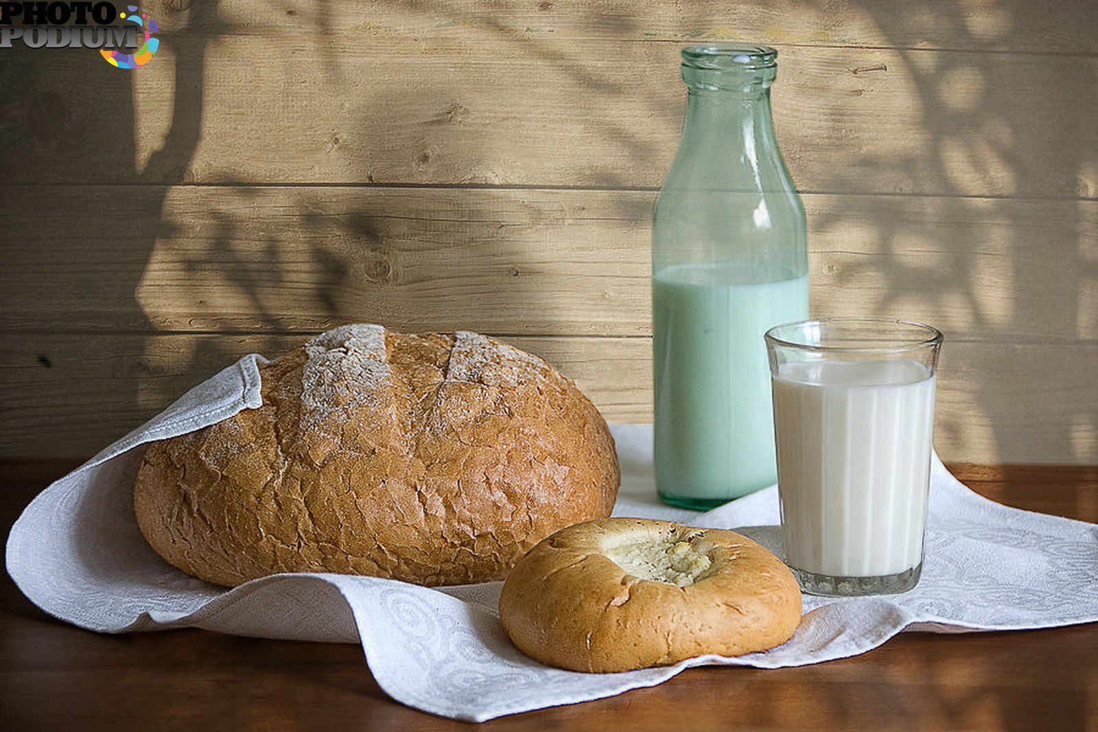 Хлеба кусок воды. Хлеб и молоко. Натюрморт с хлебом. Натюрморт с хлебом и молоком. Хлеб деревенский.