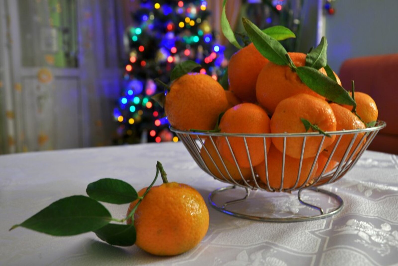 Среди мандаринов. Мандарины новый год. Натюрморт с мандаринами. Мандарины на столе. Мандарины на новогоднем столе.