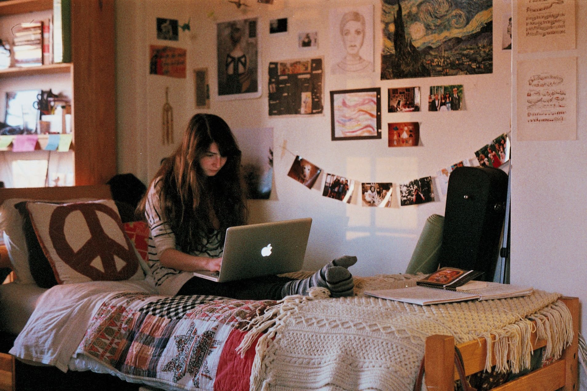 She made my room. Уютная комната с постерами. Комнаты подростков в американских фильмах. Комната американского подростка.