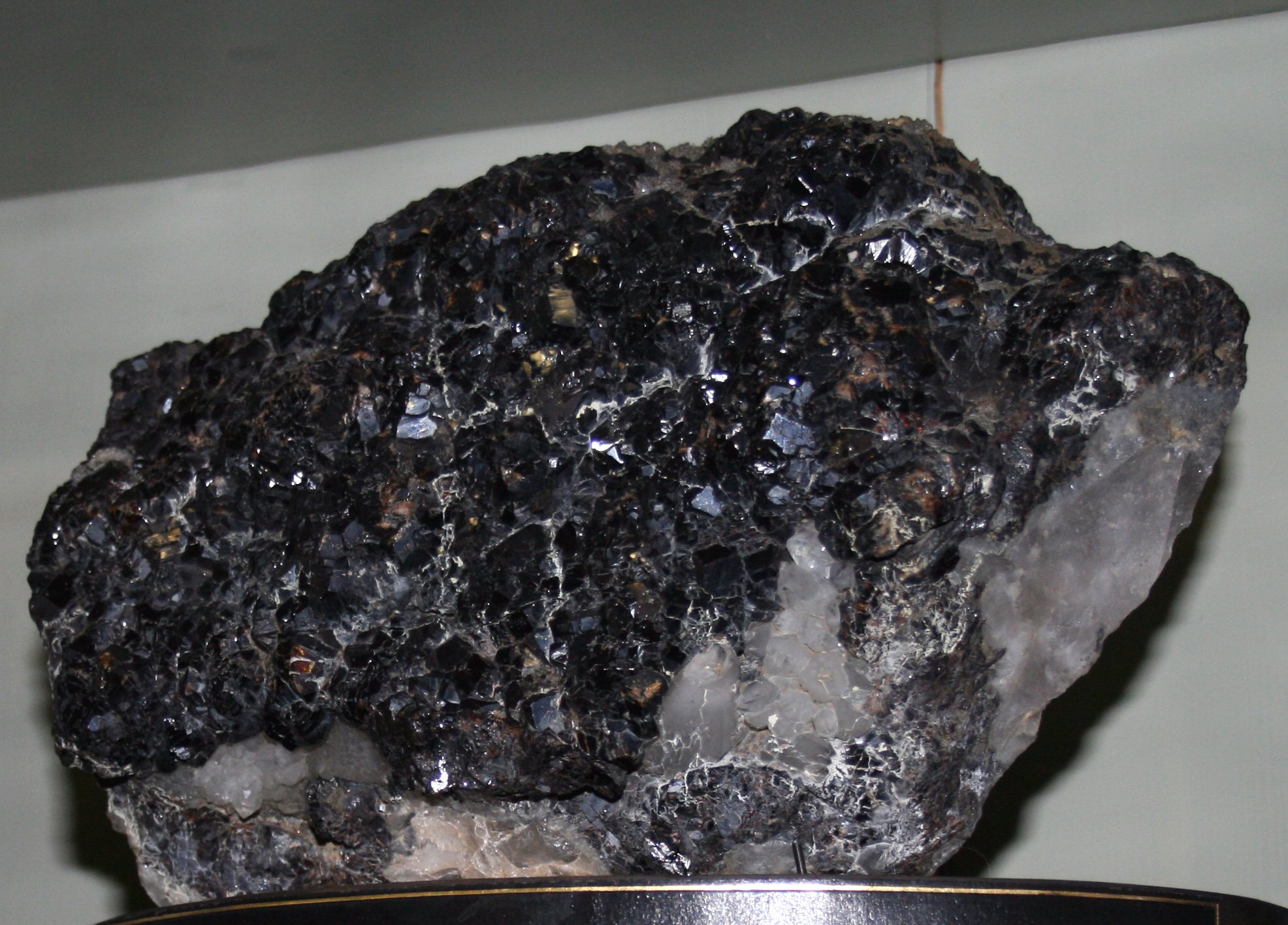 Металл какой ресурс. Сфалерит борнит. Кварц сульфидные минералы. Сфалерит камень минерал. Сфалерит минерал черный.