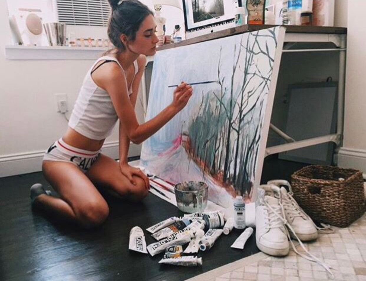 Хочешь заниматься искусством. Образ художника. Девушка художница. Девушка позирует для художника. Идеи для художества.