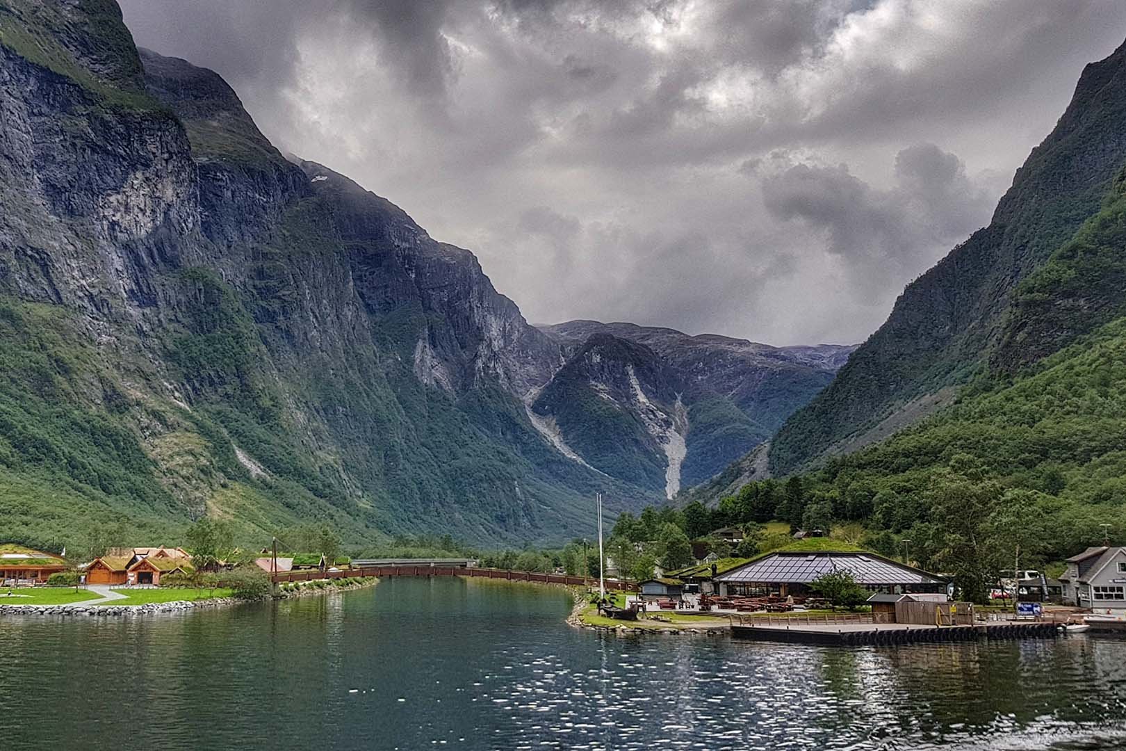 Норвегия средняя. Гудванген Норвегия. Гудванген деревня викингов. Деревня викингов ньярдархайм, Гудванген. Гудванген Норвегия гостиница.