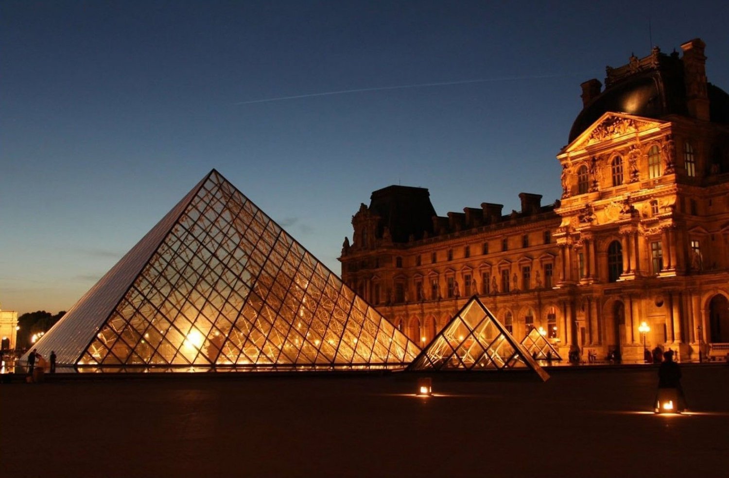 Louvre home. Музеи. Лувр. Париж. Франция дворец Лувр. Королевский дворец Лувр. Ночной Лувр Париж.