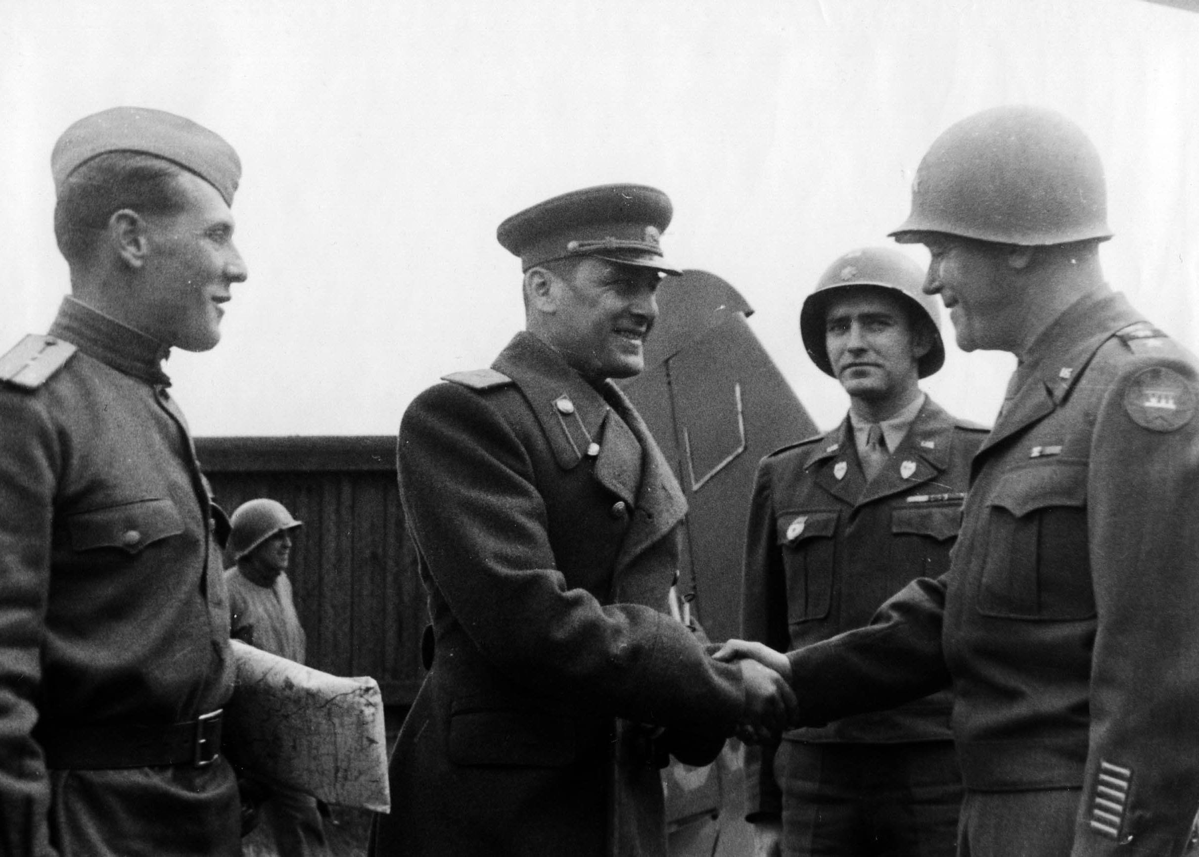 25 апреля 1945 г. Встреча союзников на Эльбе (25 апреля 1945. Эльба 1945. 25 Апреля 1945 встреча на Эльбе советских и американских войск. Встреча в Торгау 1945.