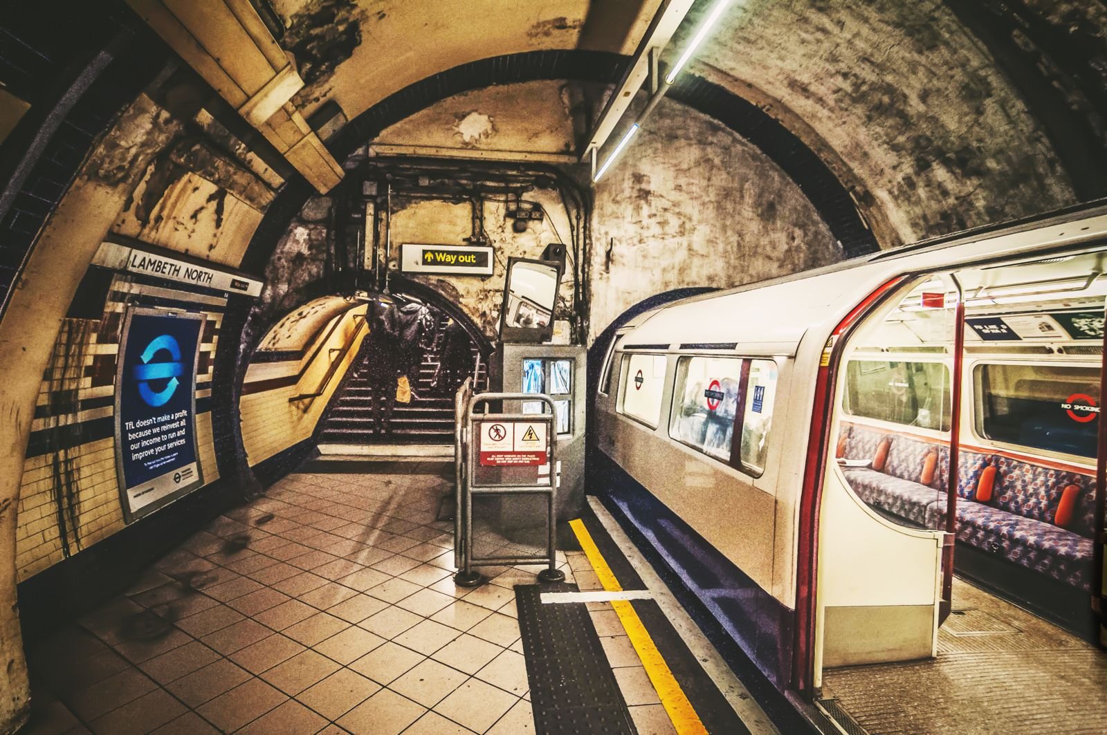 Английский про метро. Станция андеграунд Лондон. Станция метро Subway Лондон. Лондонский метрополитен. Лондонское метро.