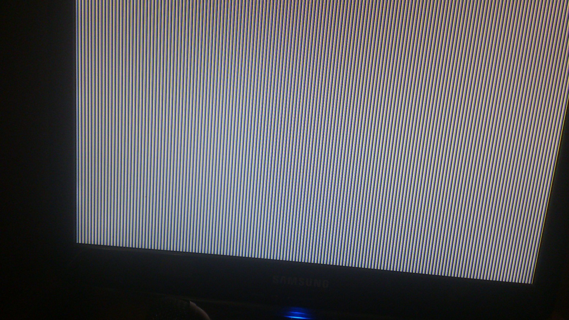 Горизонтальные черные полосы на экране. Полоски на экране. Белые полоски на мониторе. Белая полоса на экране монитора. Вертикальные полосы на экране.