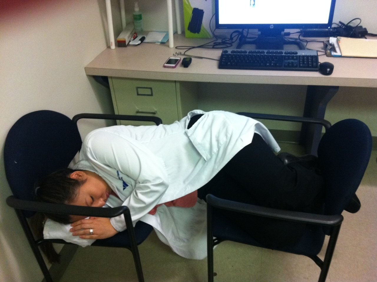 Медсестра дежурного врача. Уставшая медсестра. Уснул на рабочем месте.