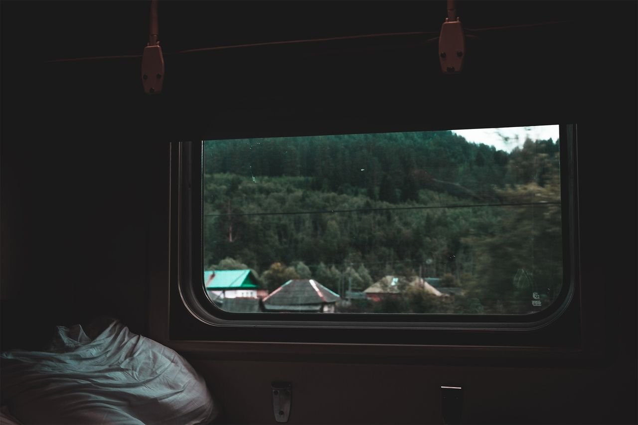Поезд ночь спать. Вид из окна поезда. Окно поезда. Окно вагона поезда. Красивый вид из поезда.