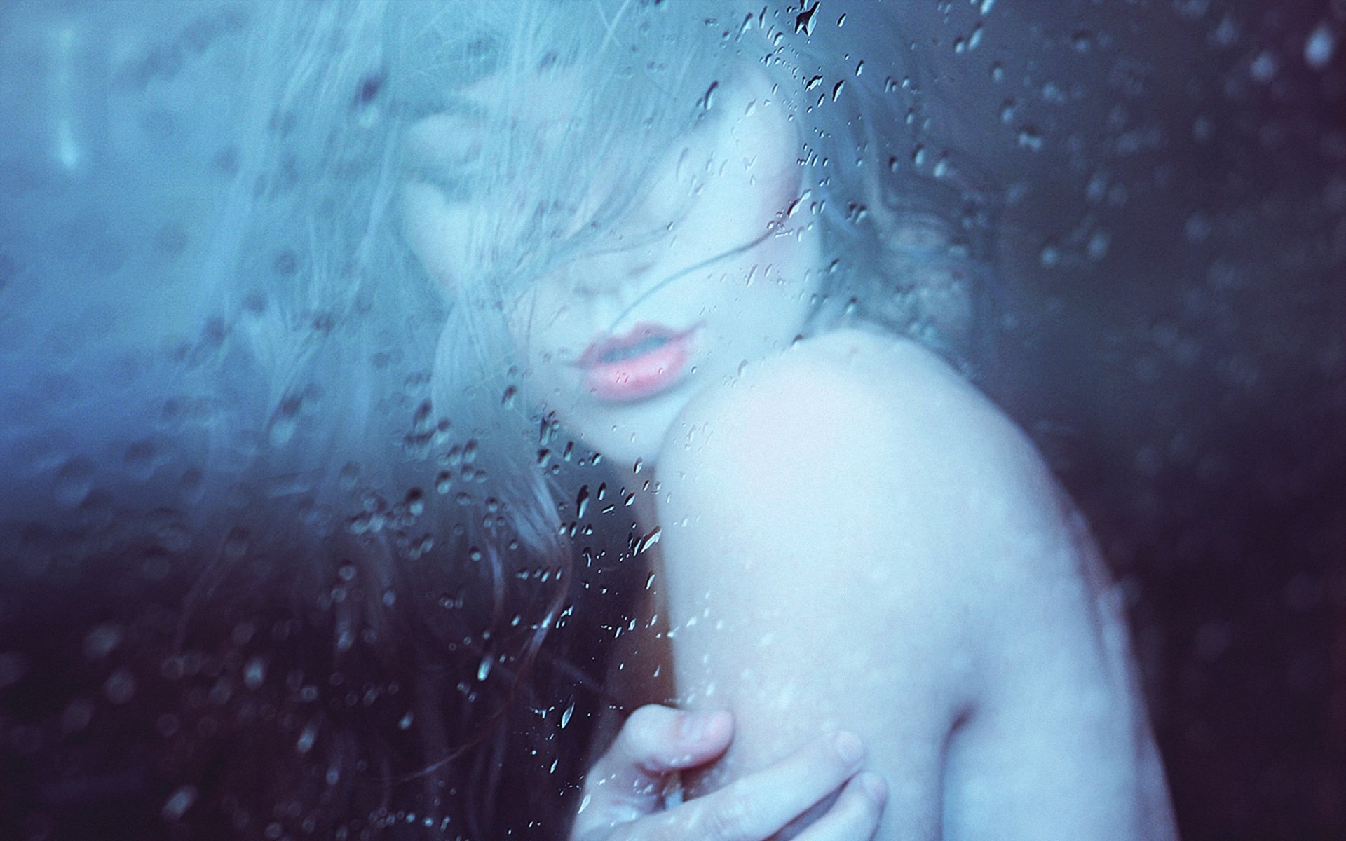 В душе ее вздымались. Девушка дождь. Лицо за мокрым стеклом. Женщина за мокрым стеклом. Девушка за мокрым стеклом.