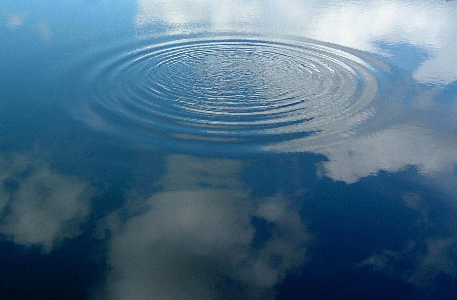 Круги на воде группа. Круги на воде. КГИ вода. Концентрические круги на воде. Круги на воде вид сверху.