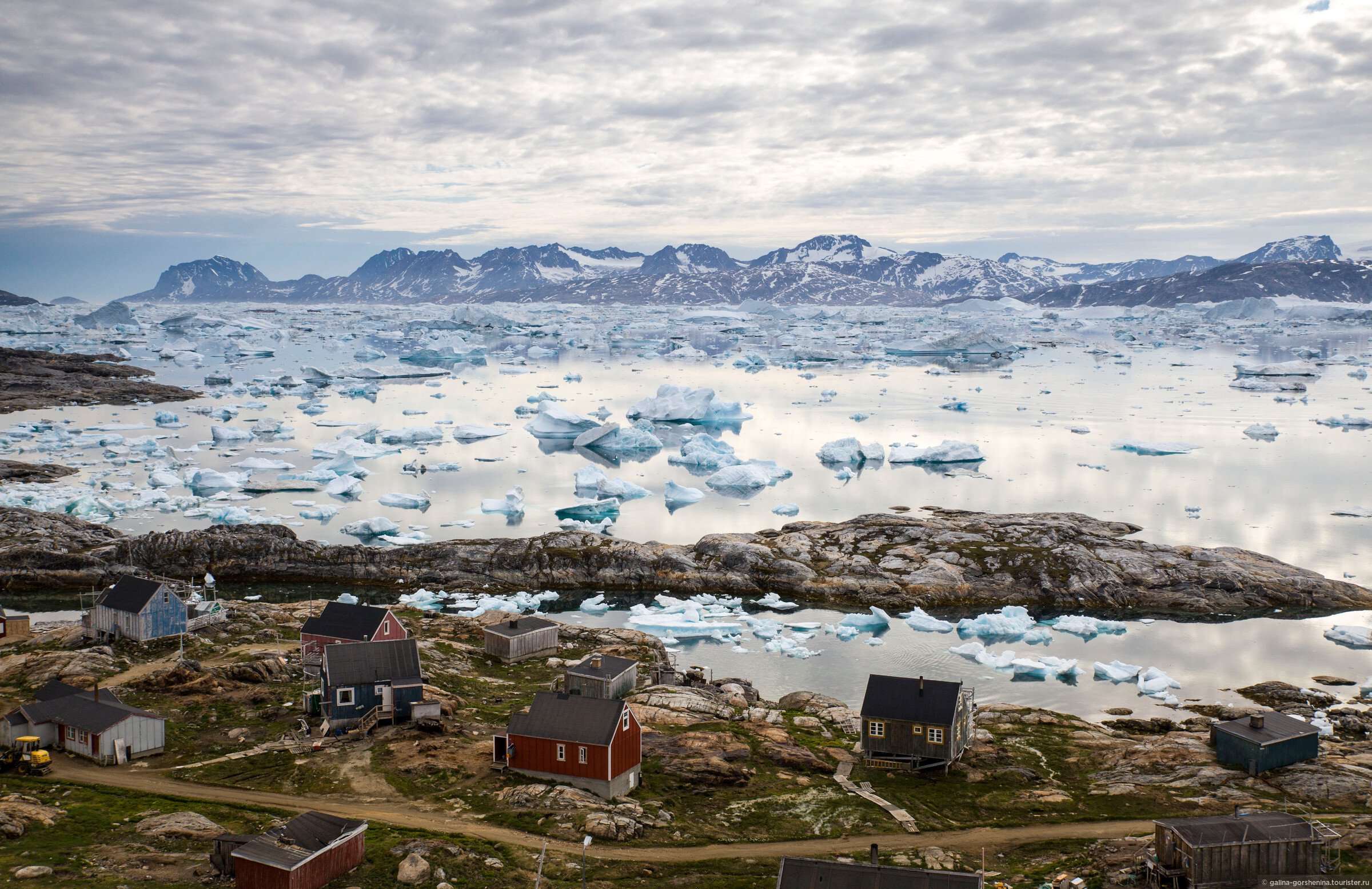 Самый большой остров в дании. Гренландия столица Нуук. Острова Гренландия Великобритания Санторини. Гренландия Амстердам.