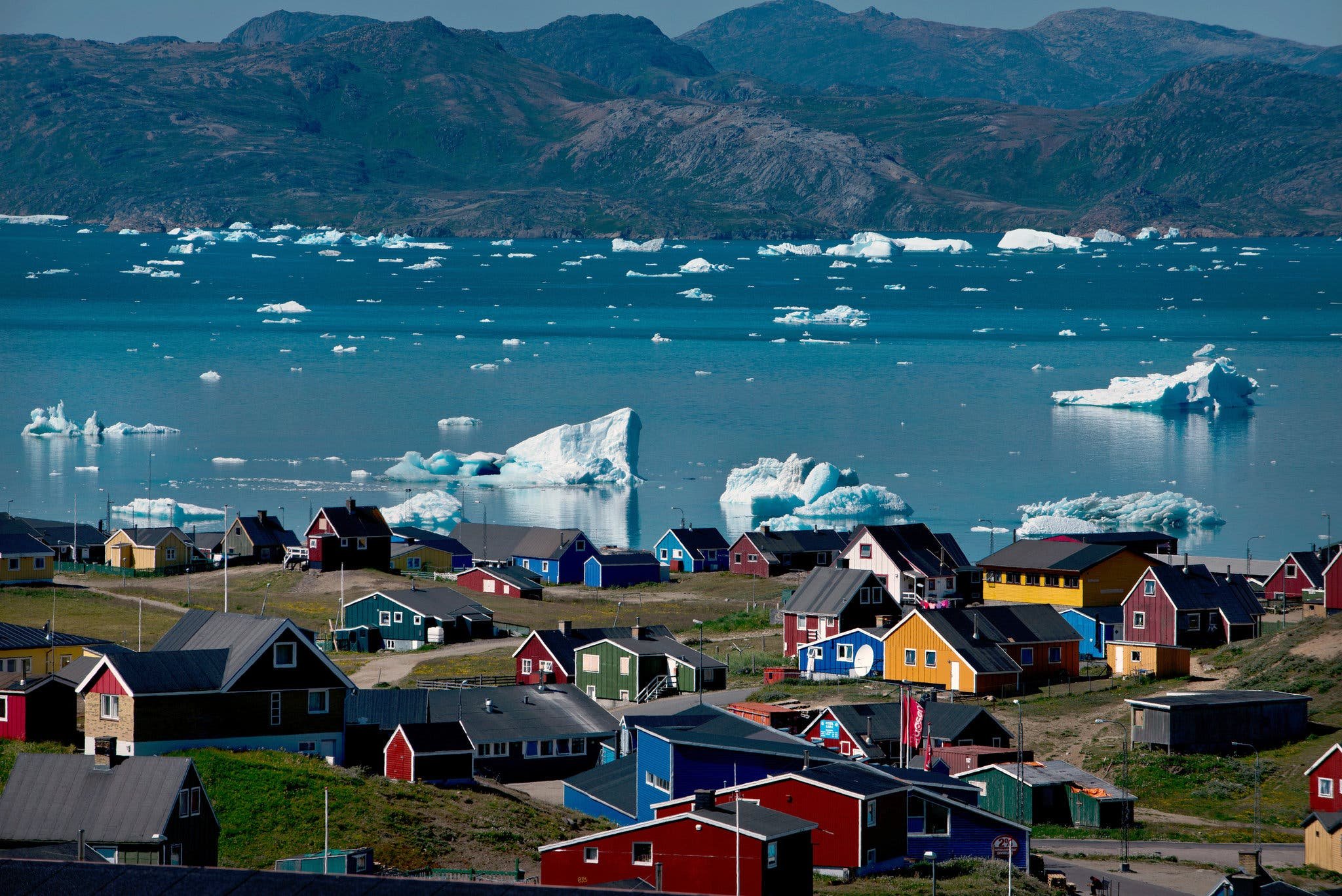 Гренландия столица Нуук. Гренландия Нуук люди. Мыс Фарвель Гренландия. Остров Гренландия город Илулиссат.