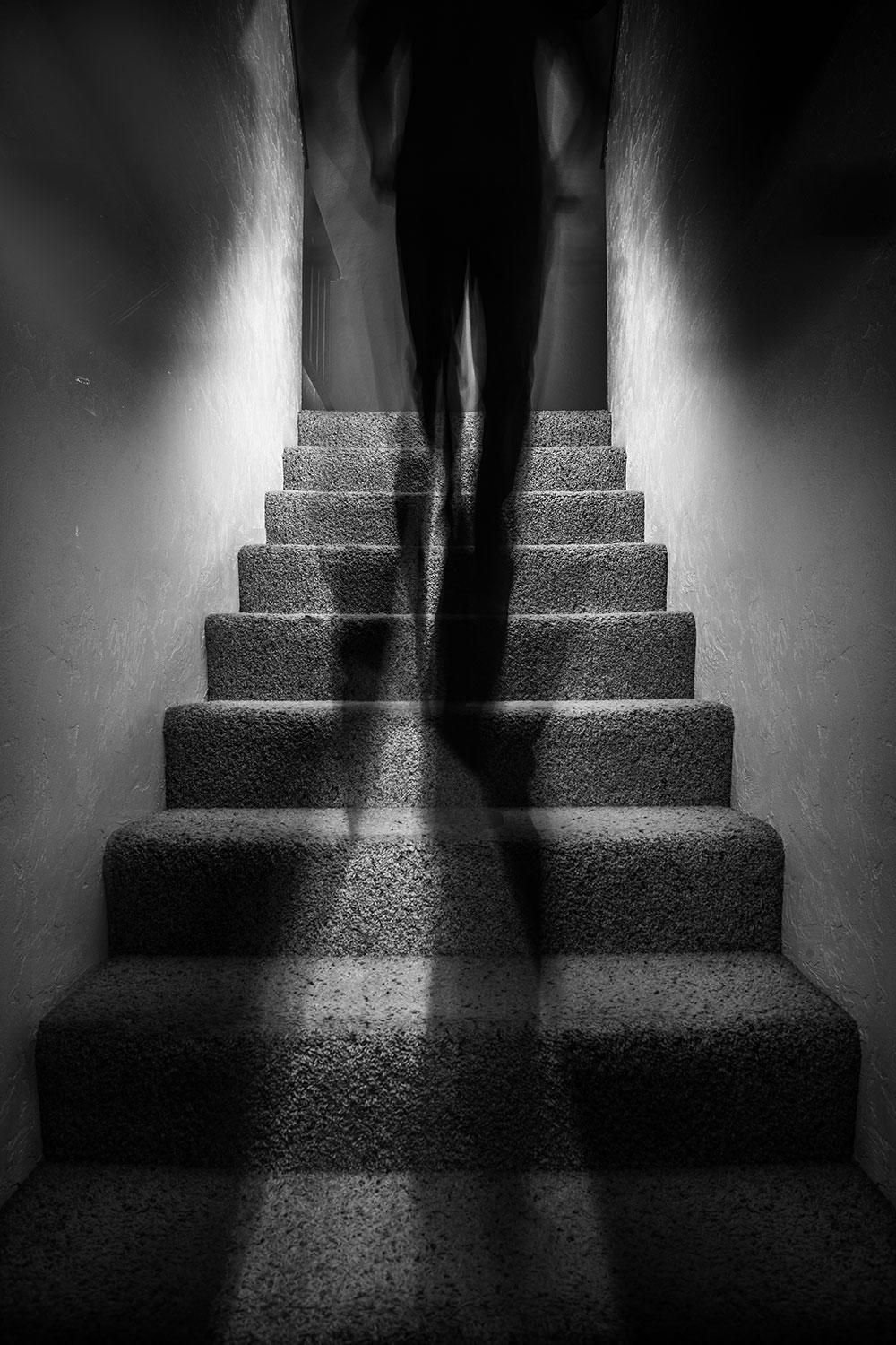 Тень у порога. Лестница вверх. Человек на лестнице. В тени человека. Фотосессия на лестнице.