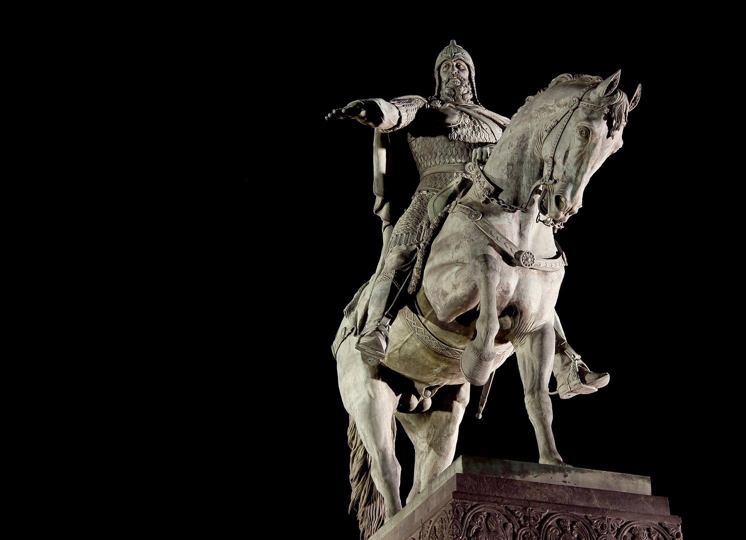 Долгорукий князь святой. Памятник Юрию Долгорукому.