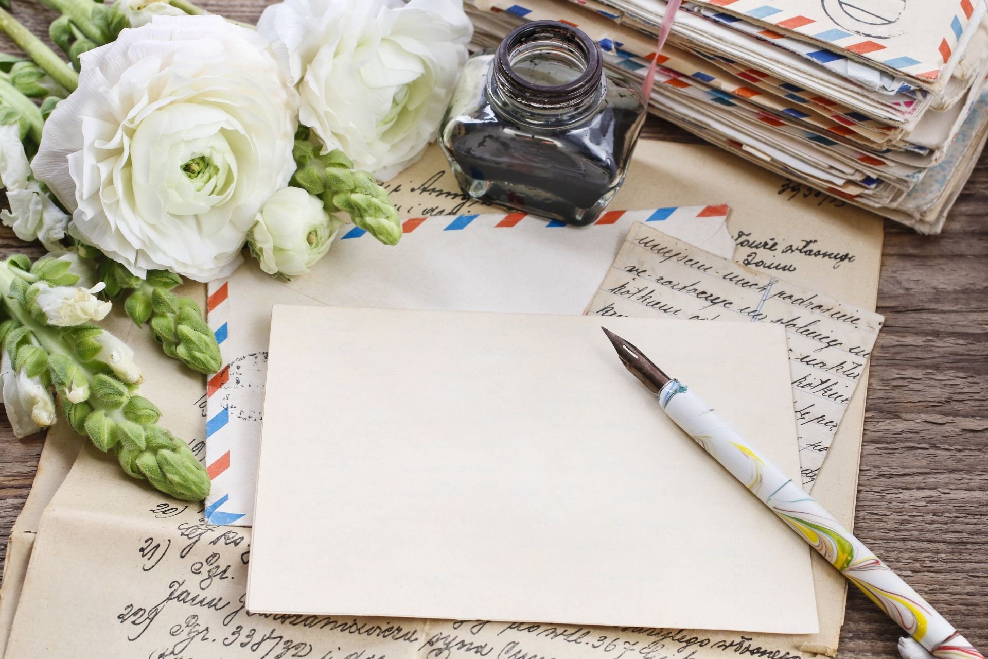 Волнующее письмо. Письмо на столе. Лист бумаги на столе. Лист бумаги ручка и цветы. Перо бумага цветы.