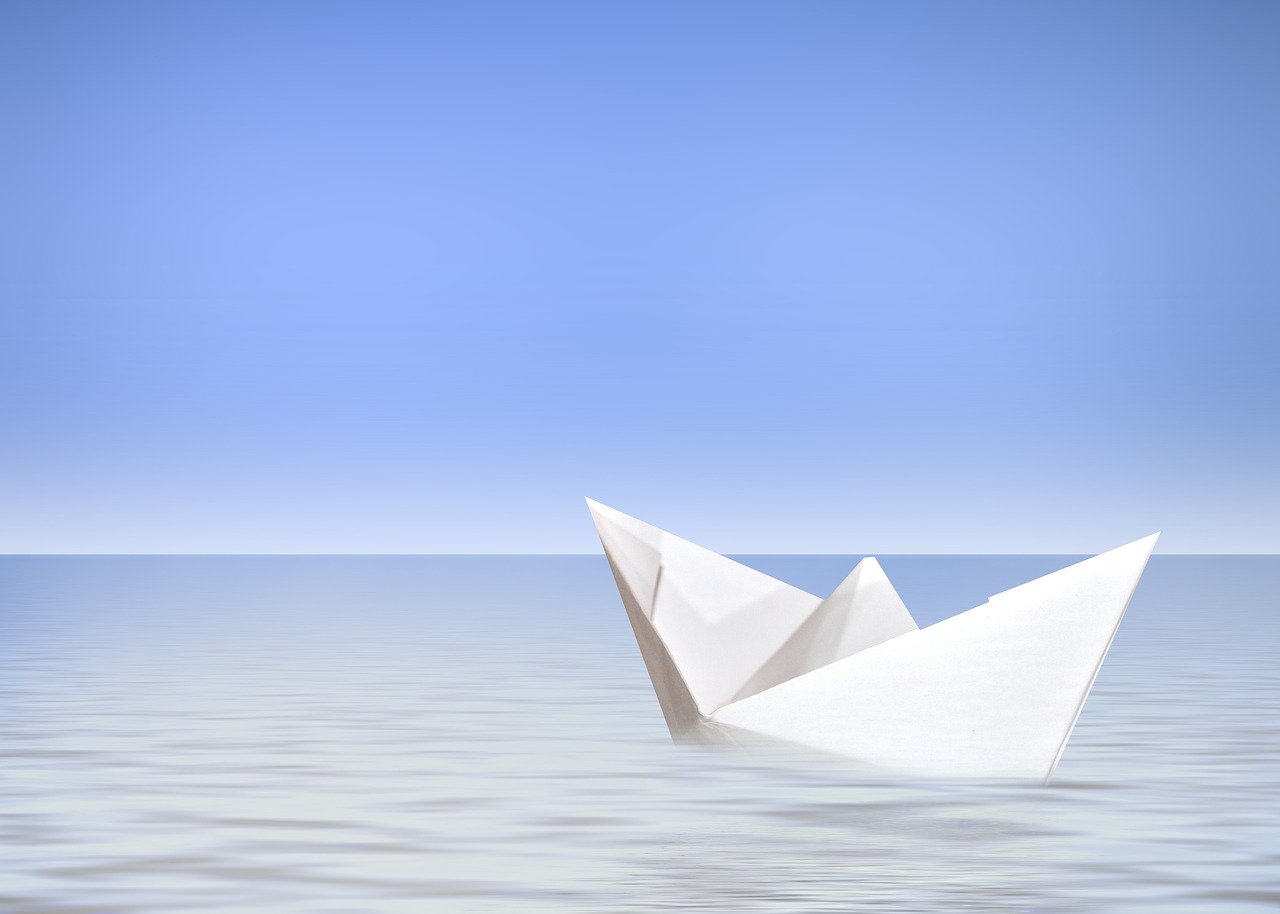 Бумажный кораблик читать. Бумажный кораблик. Бумага в воде. Бумажный кораблик тонет. Лист бумаги на воде.