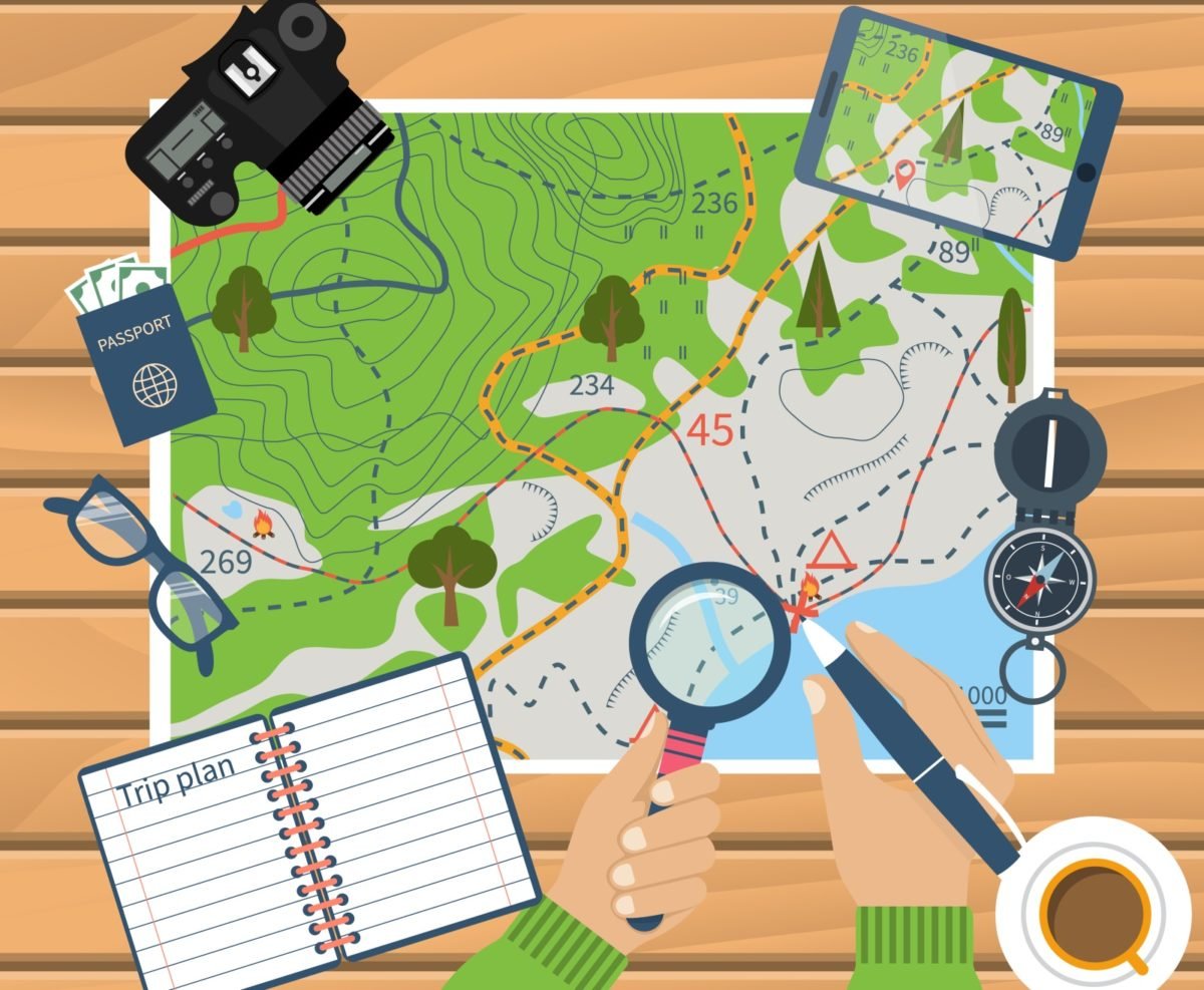 План приключения. Карта туристического похода. Разработка туристического маршрута. Планирование маршрута путешествия. Турист с картой.