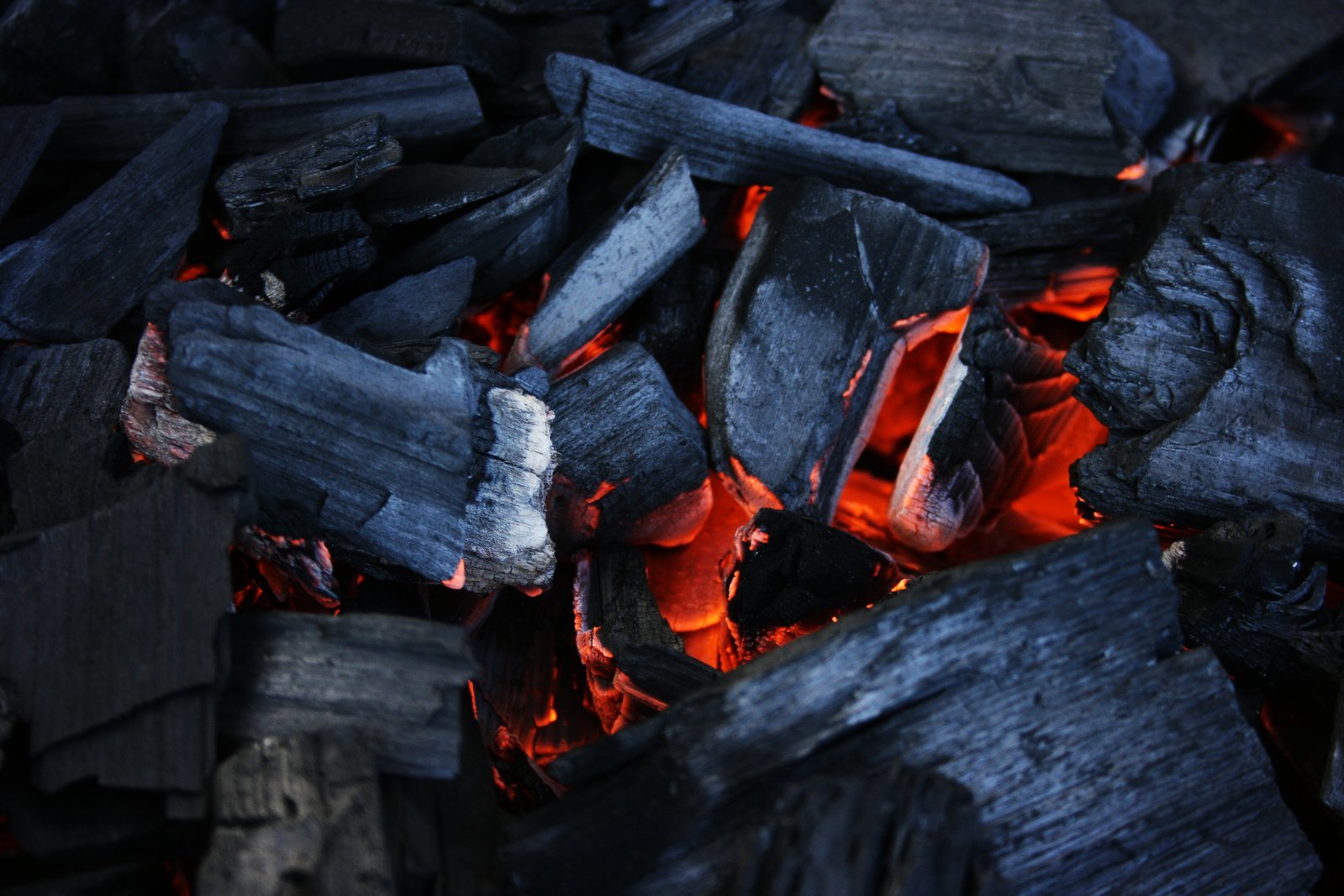 Тлеющий древесный уголь