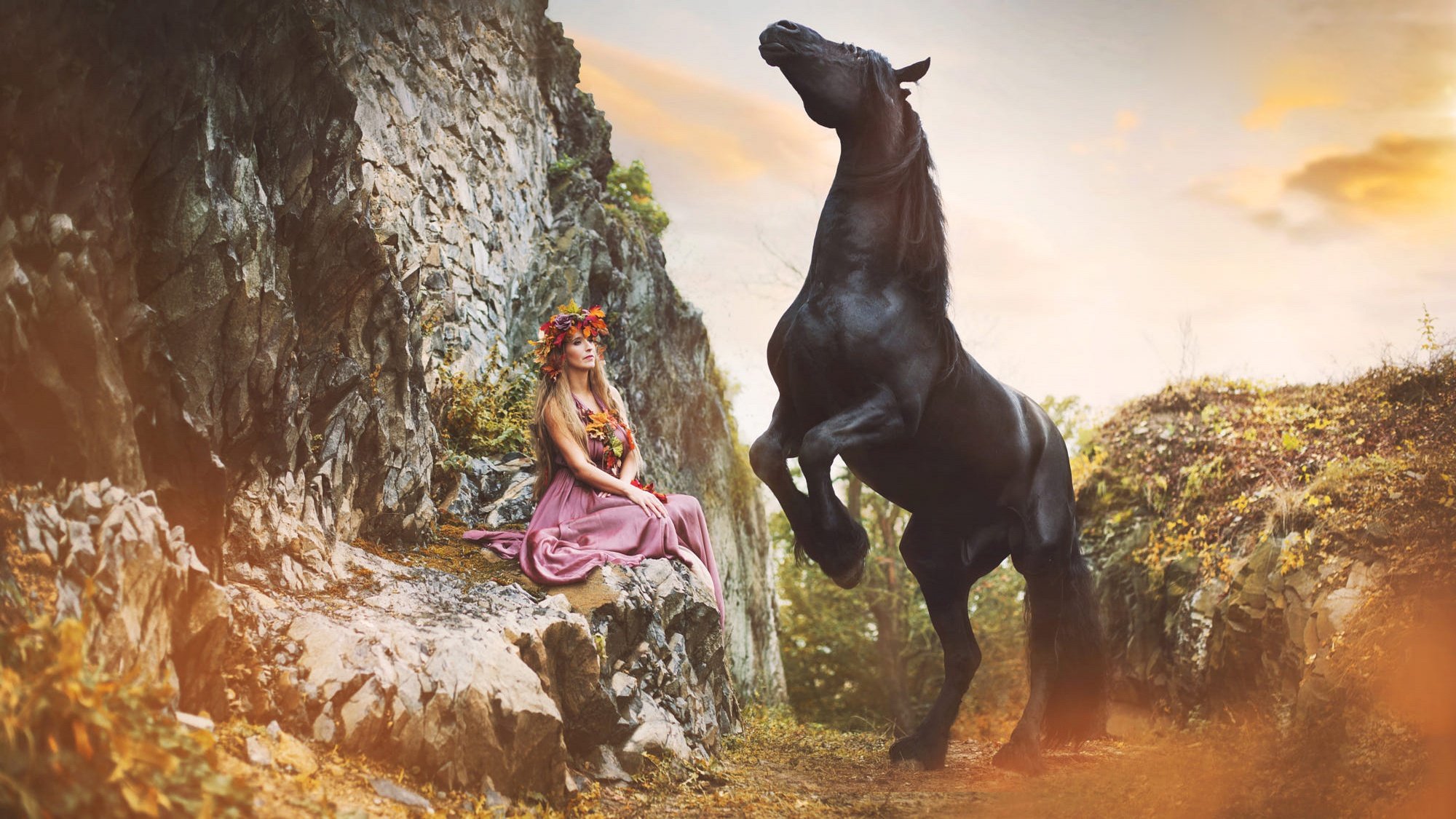 Верховая женщина. Фотосессия с лошадьми. Женщина на коне. Девушка верхом на лошади. Девушка на коне фэнтези.