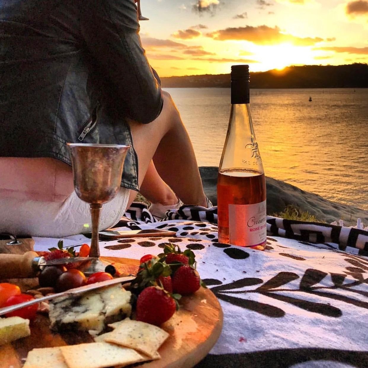 Бокал вина и выходной. Романтический ужин на закате. Романтический ужин с вином. Романтический вечер с вином. Вино на берегу моря вечером.
