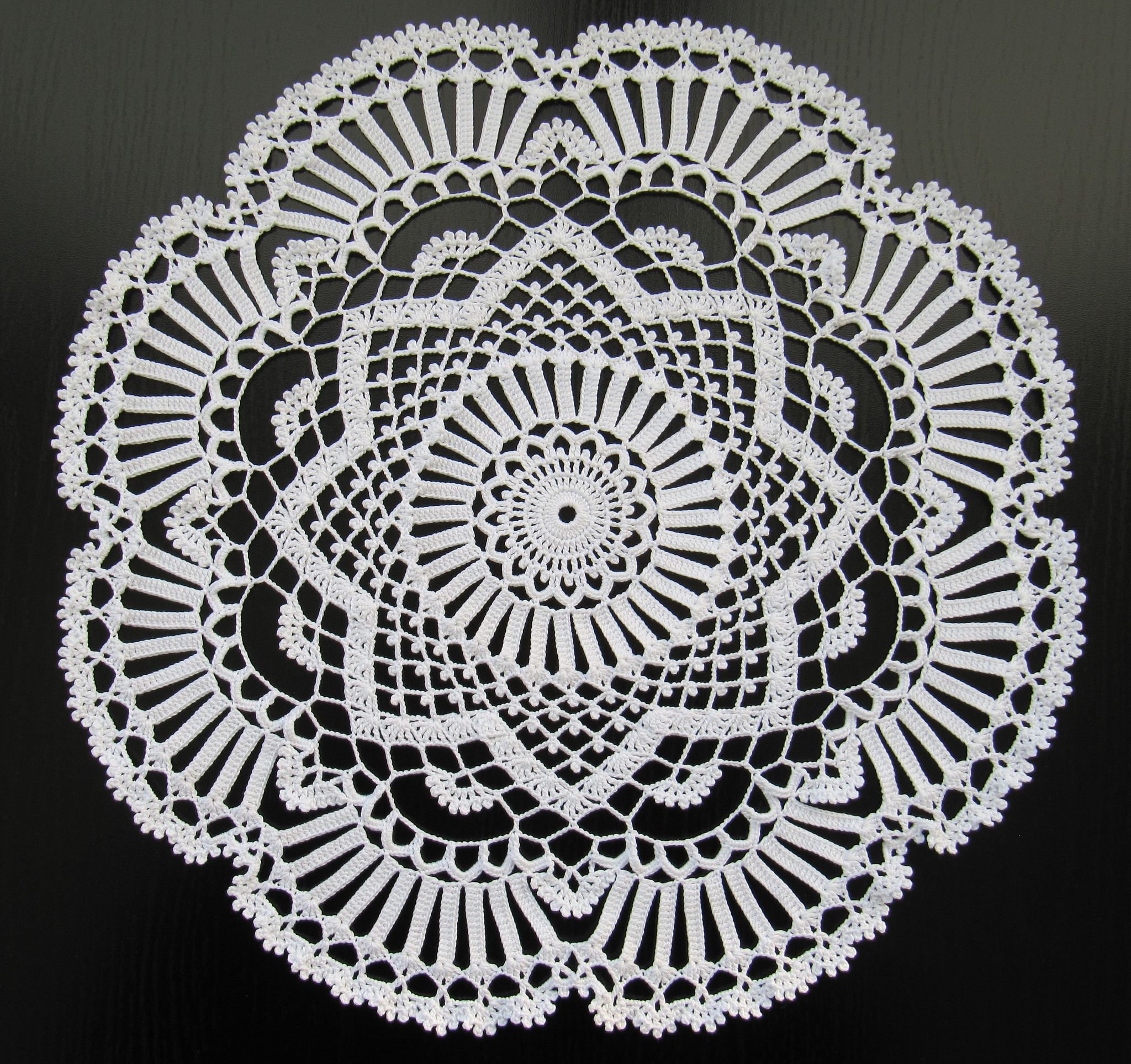 Кружевные салфетки крючком. Салфетки Octagon Crown Doily.. Elegant Crochet Lace Doily 2014г.. Салфетки крючком.