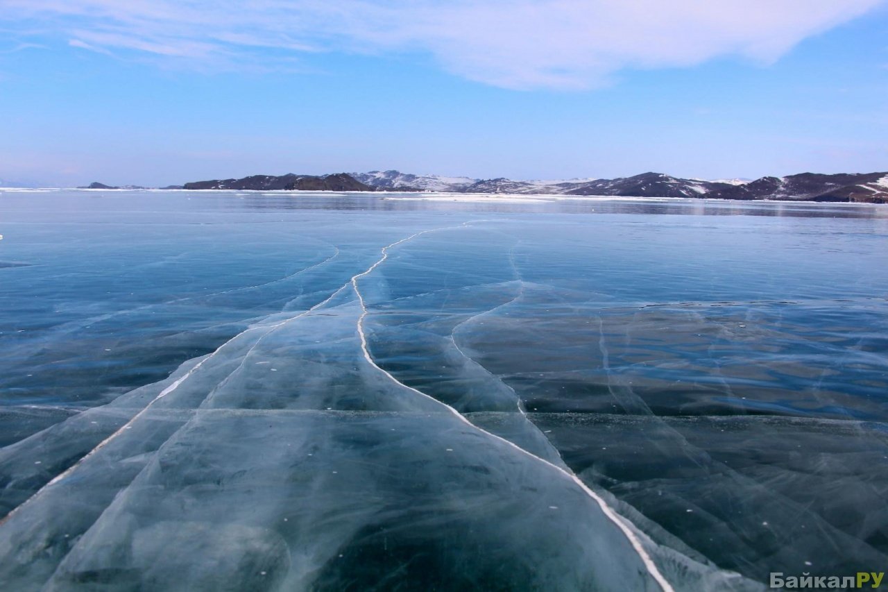 Трещины на льду. Озеро Байкал лед. Становая трещина на Байкале. Замерзшее озеро Байкал. Огой Байкал зимой.