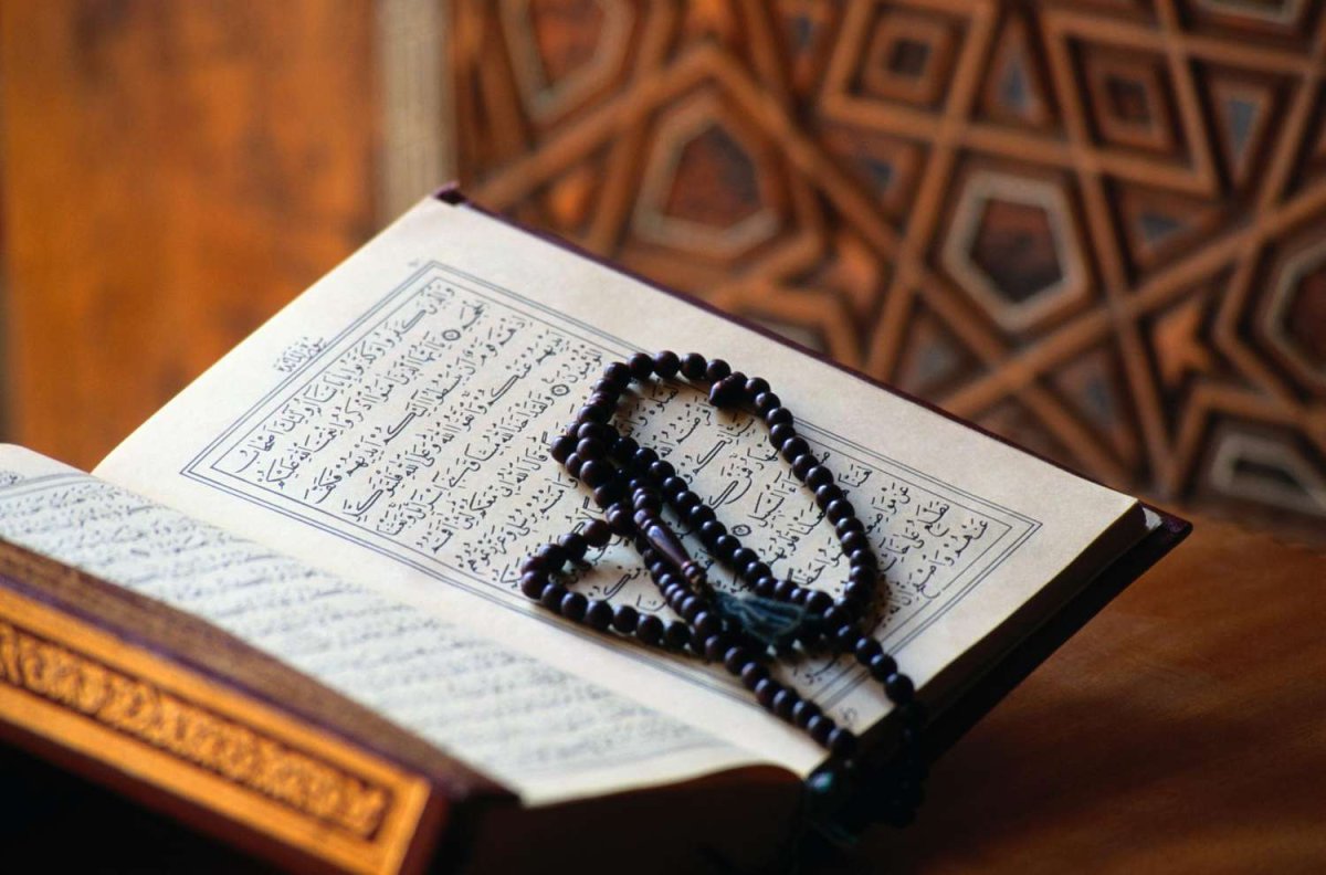 Красивая голосом кораном. Коран картинки. Мечеть с Кораном. Красивый Коран.