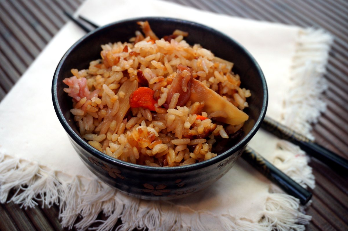 Рецепт вкусного риса с овощами. Рис Гохан. Японский плов тяхан. Рис припущенный. Гохан с овощами.