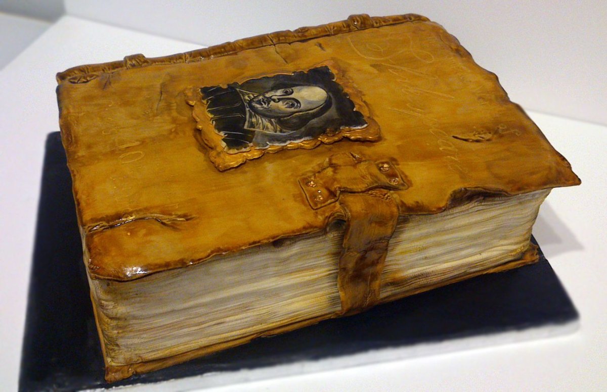 Книга будешь торт. Торт книга. Торт в виде книги. Торт Шекспир. Торт с книгой сверху.