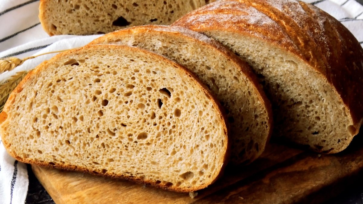 Дрожжевое цельнозерновой тесто. Хлеб пшеничный цельнозерновой. Хлеб из пшеничной цельнозерновой муки. Пшеничный хлеб на закваске. Цельнозерновой хлеб на закваске.