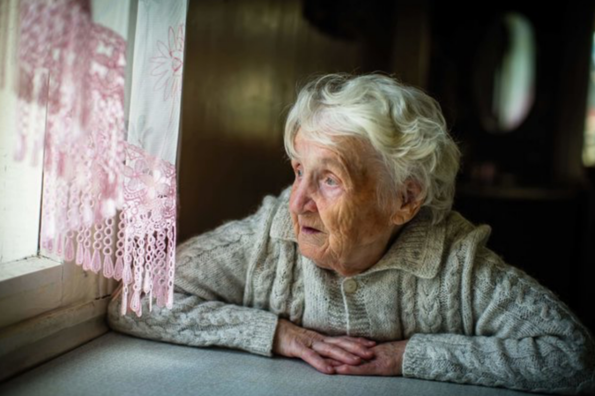 Старики старухами видео. Старый человек. Одинокая женщина в старости. Пожилая женщина у окна.