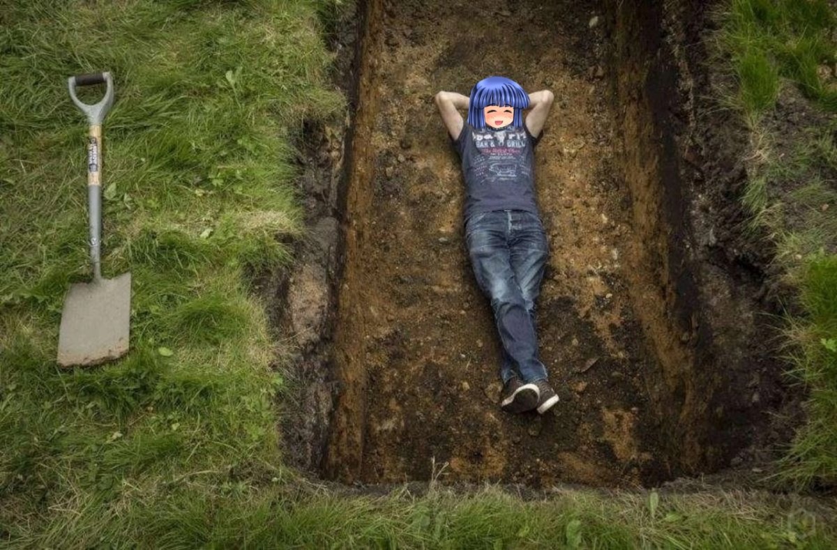 Мужик в яме. Копает яму. Вырытая могила.