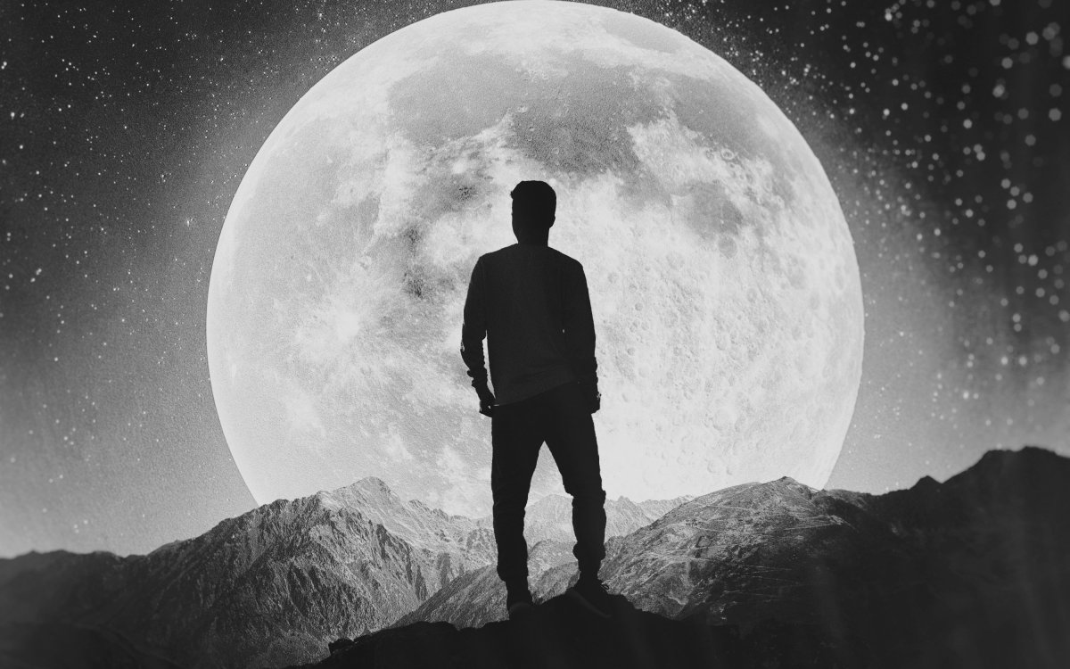 Аватарка с смыслом. Человек на фоне Луны. Парень на фоне Луны. Одинокий парень.