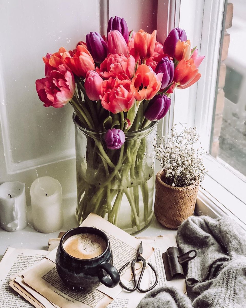 Кофе и тюльпаны картинки. Тюльпаны и кофе. Доброе утро тюльпаны и кофе. Тюльпаны кофе утро. Весенние цветы и кофе.