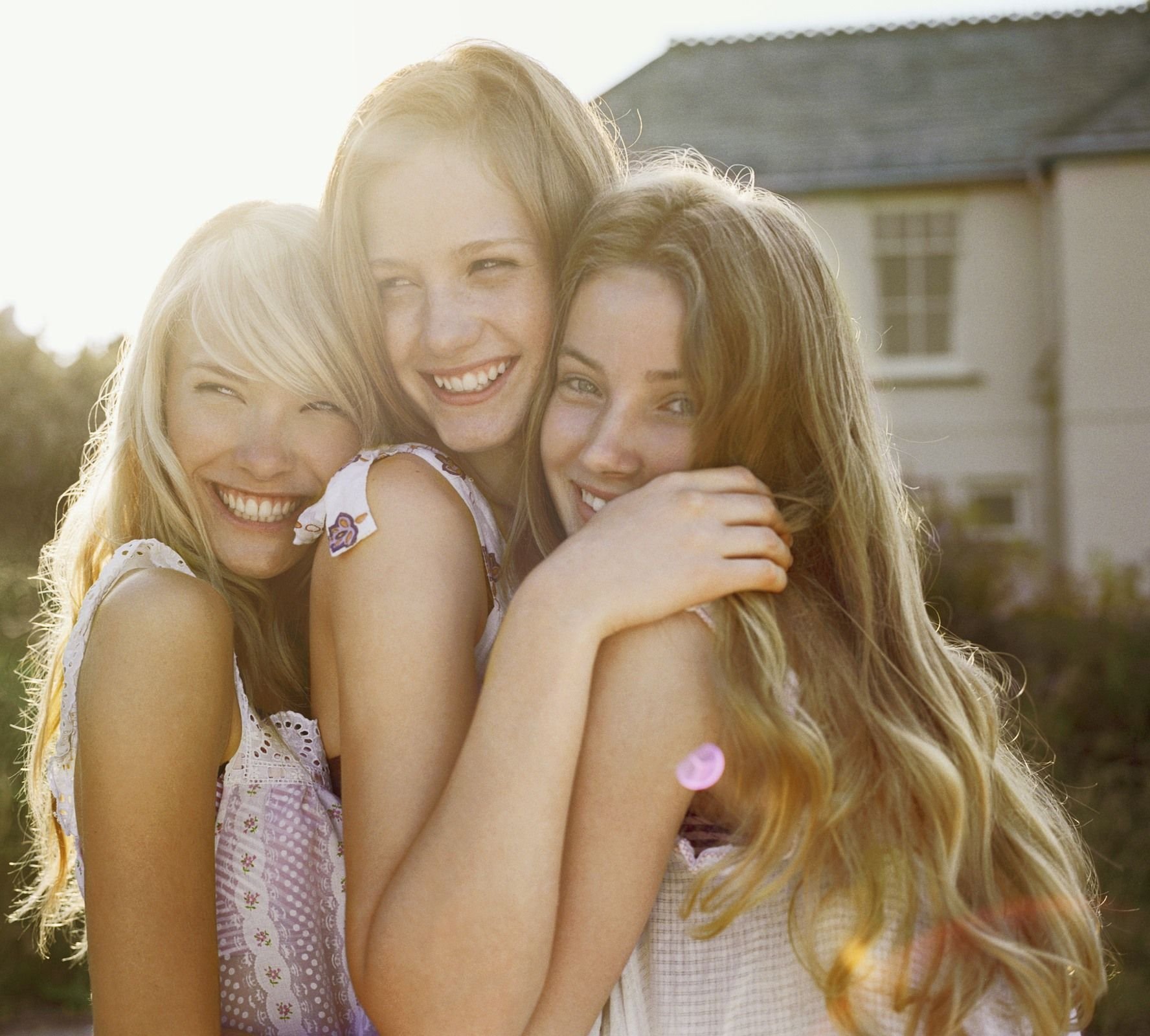 Три сестра 12. Девочки подружки. Две подружки. Красивые подруги. Девушка смеется.