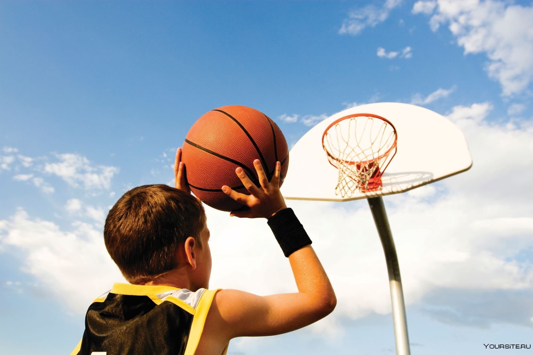Спортивный мяч в баскетболе. Баскетбол дети. Спорт баскетбол дети. Баскетболист с мячом. Спортивные увлечения.