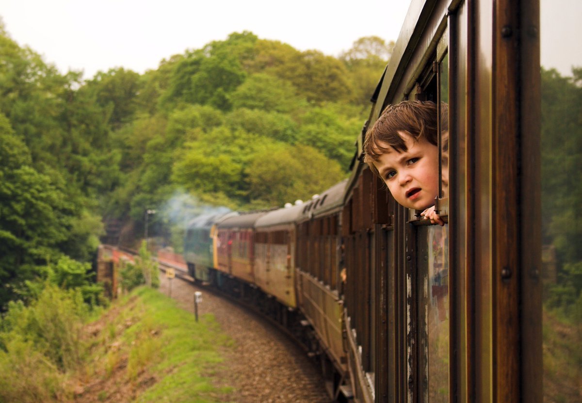 Люди в жизни как поезда. Человек выглядывает из окна поезда. Люди в поезде. Мальчик с железной дорогой. Уходящий поезд.