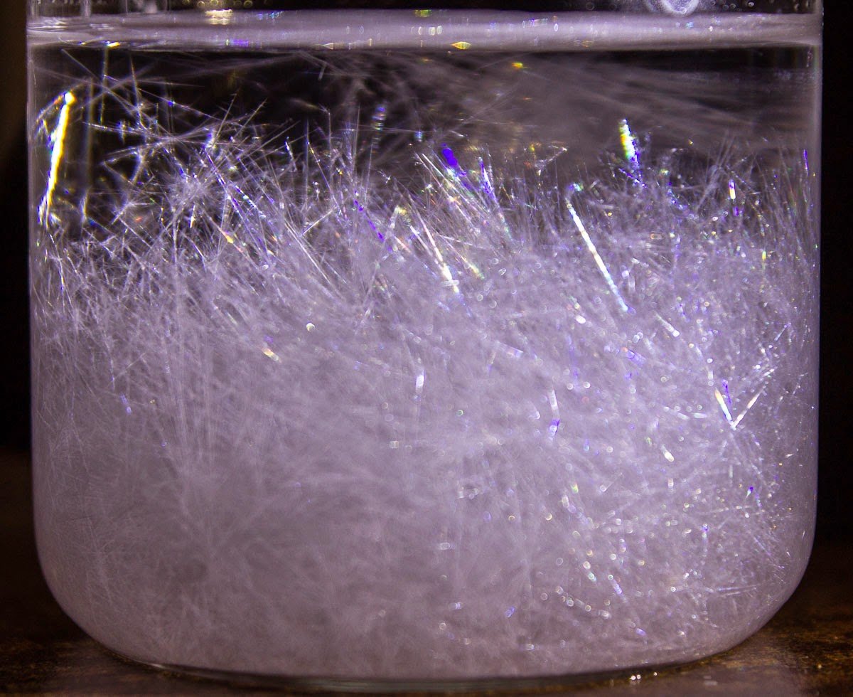 Crystals lsolate. Кристаллизация салициловой кислоты. Вырастить Кристалл. Кристаллизация кристаллов. Кристаллизация из растворов.