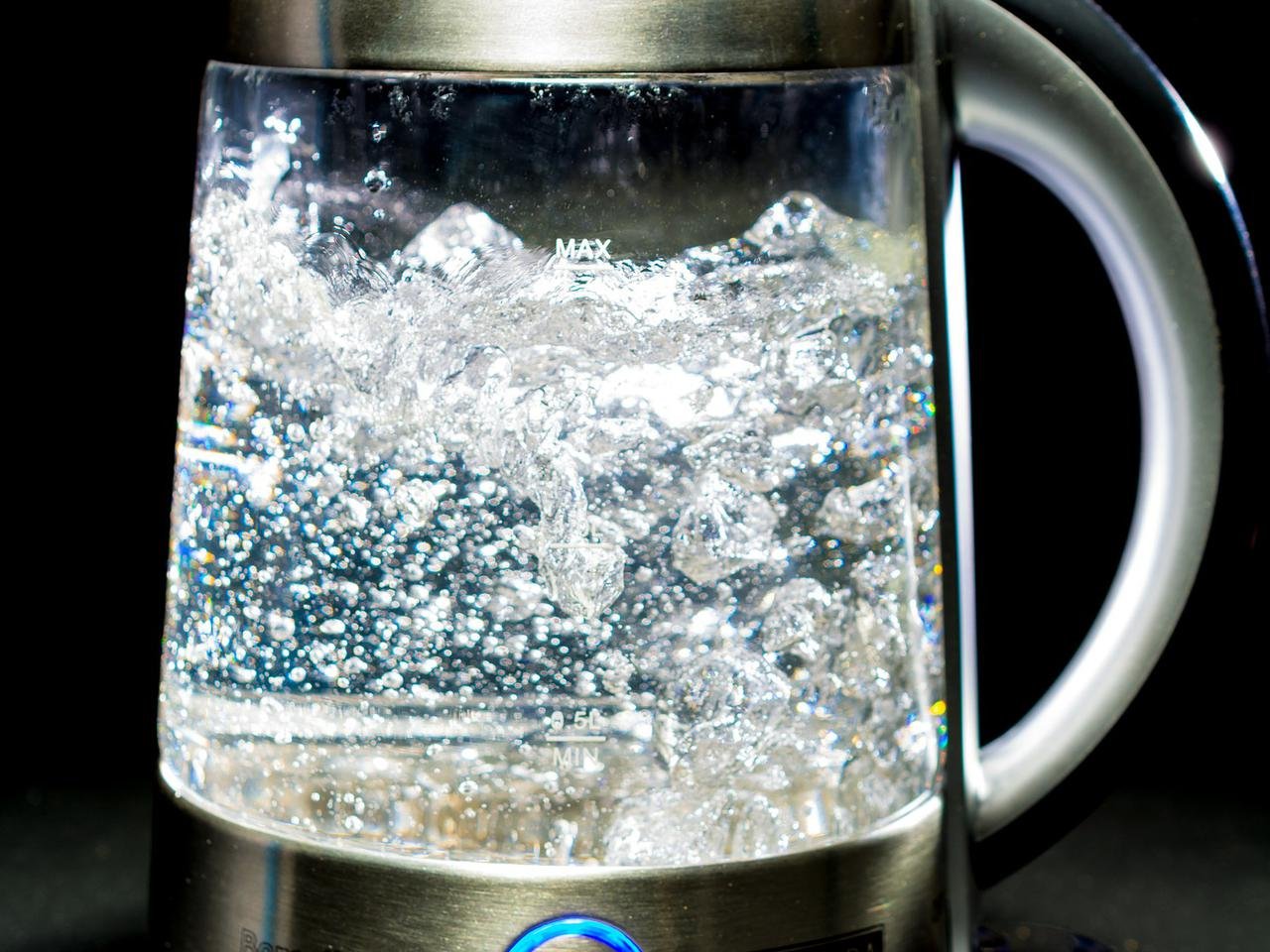 Сода кипяченая вода. Кипяченая вода. Кристаллизация воды. Кипяченая вода это дистиллированная. Кипяченая вода картинки.