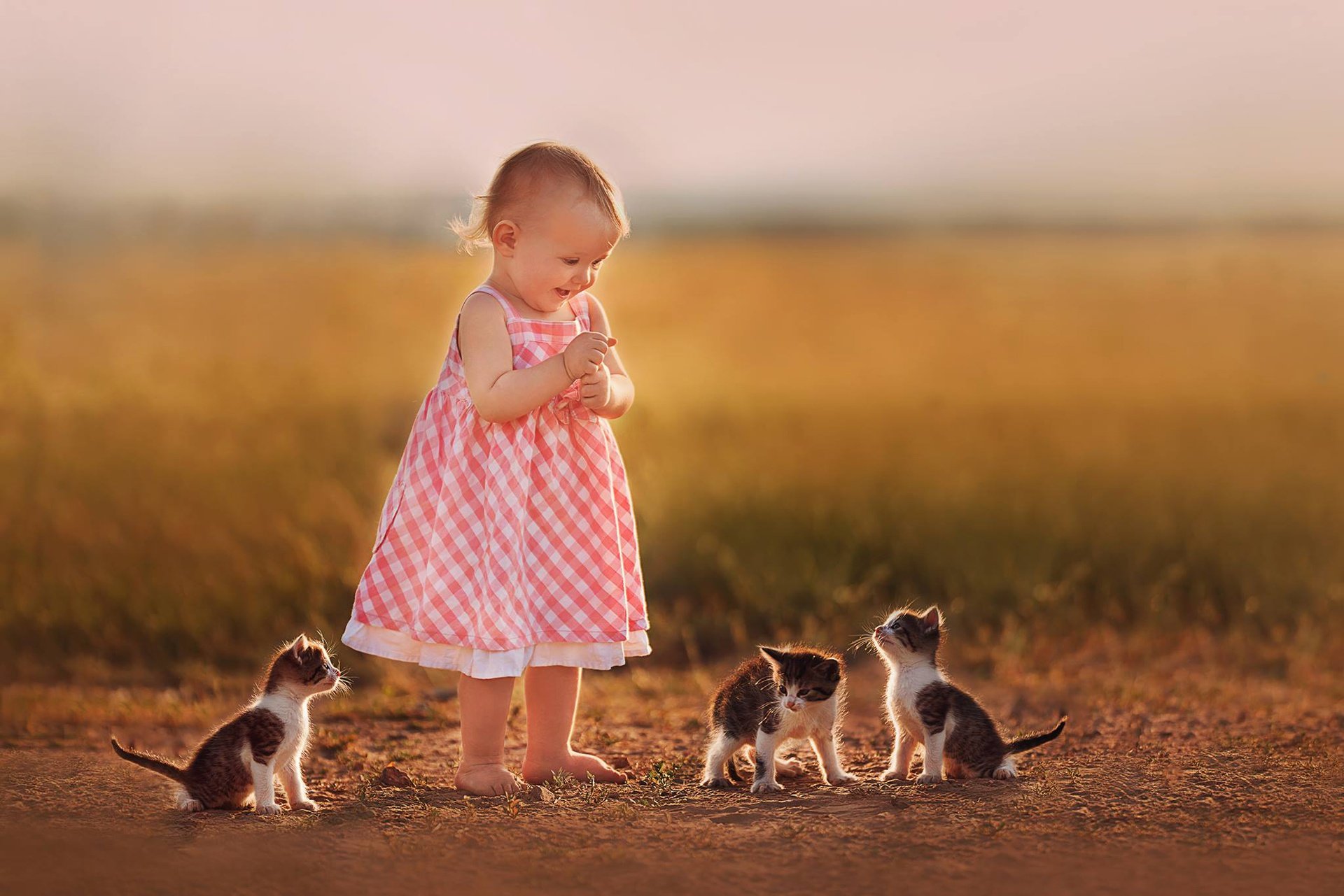 Маленький друг слушать. Маленькие дети и животные. Для детей. Животные. Ребенок и животное. Котёнок-ребёнок.