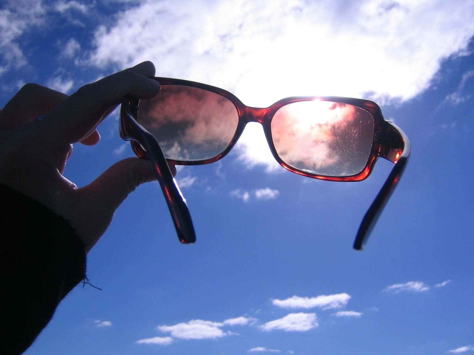 Фото отражение в очках. Солнцезащитные очки. Цветные очки. Цветные солнечные очки. Солнечные очки на человеке.