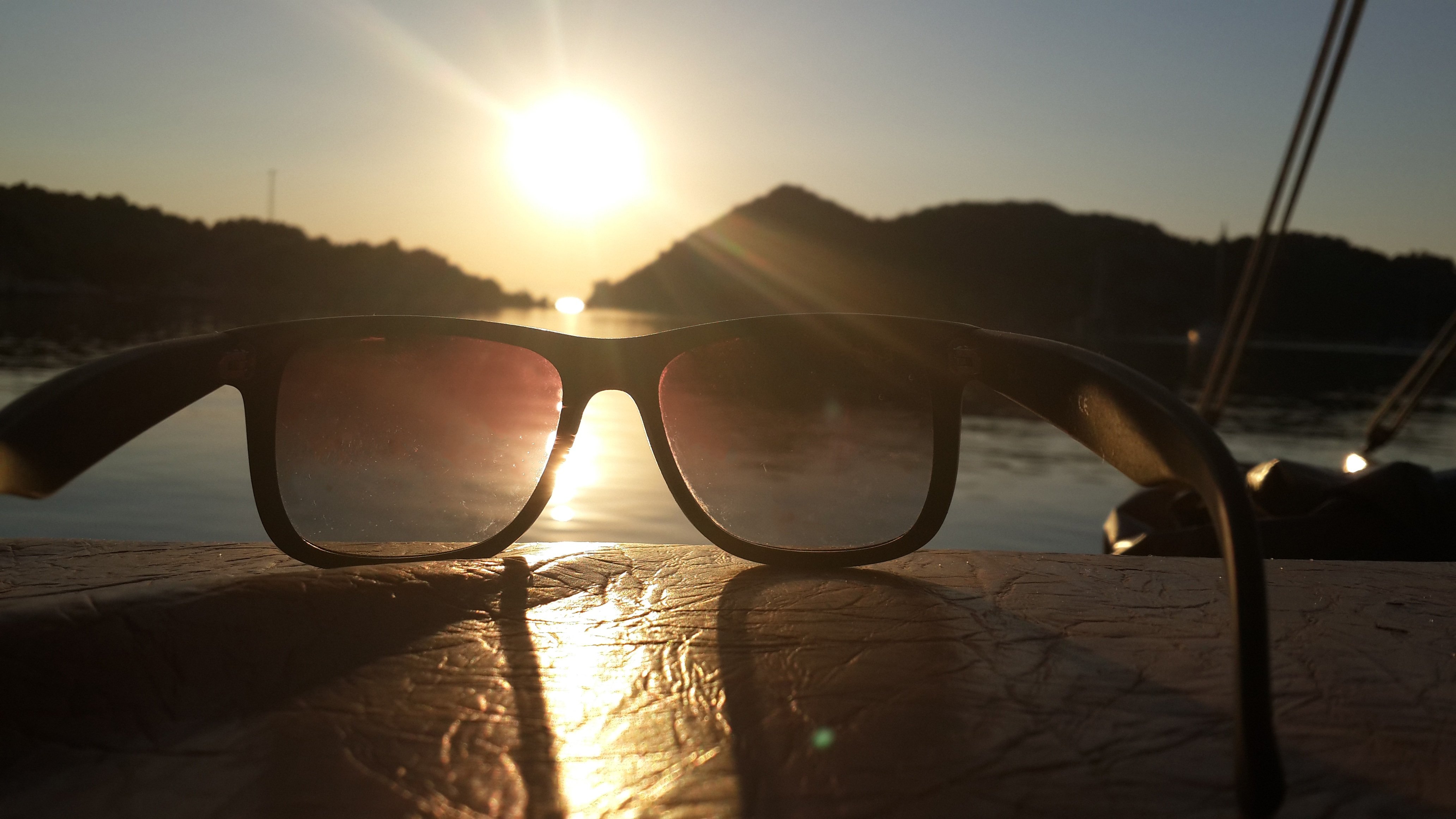 Фото отражение в очках. Солнечные очки. Солнце в очках. Отражение солнца в очках. Солнцезащитные очки и солнце.