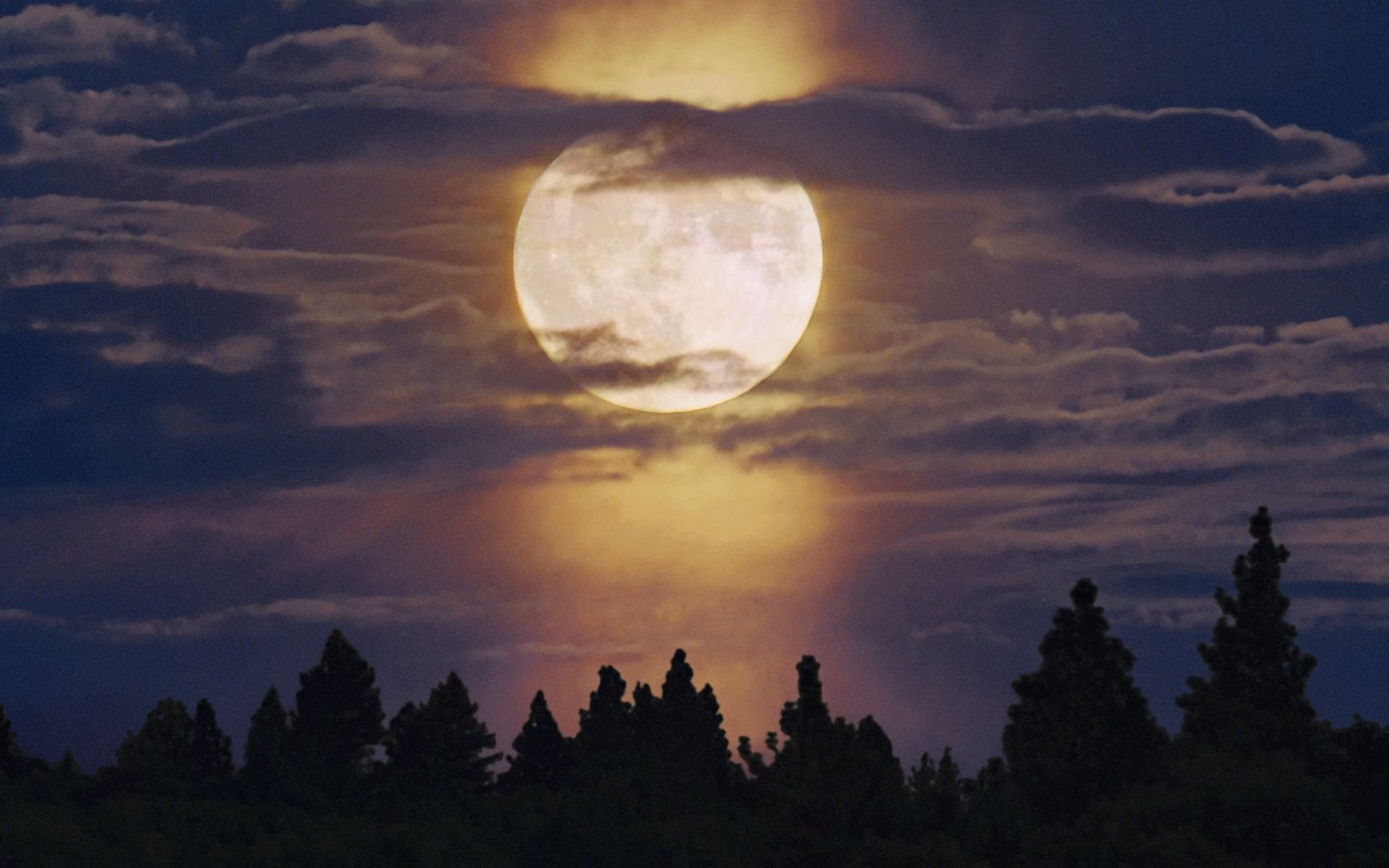 Луна в облаках. Луна на небе. Лунный пейзаж. Ночное небо с луной.