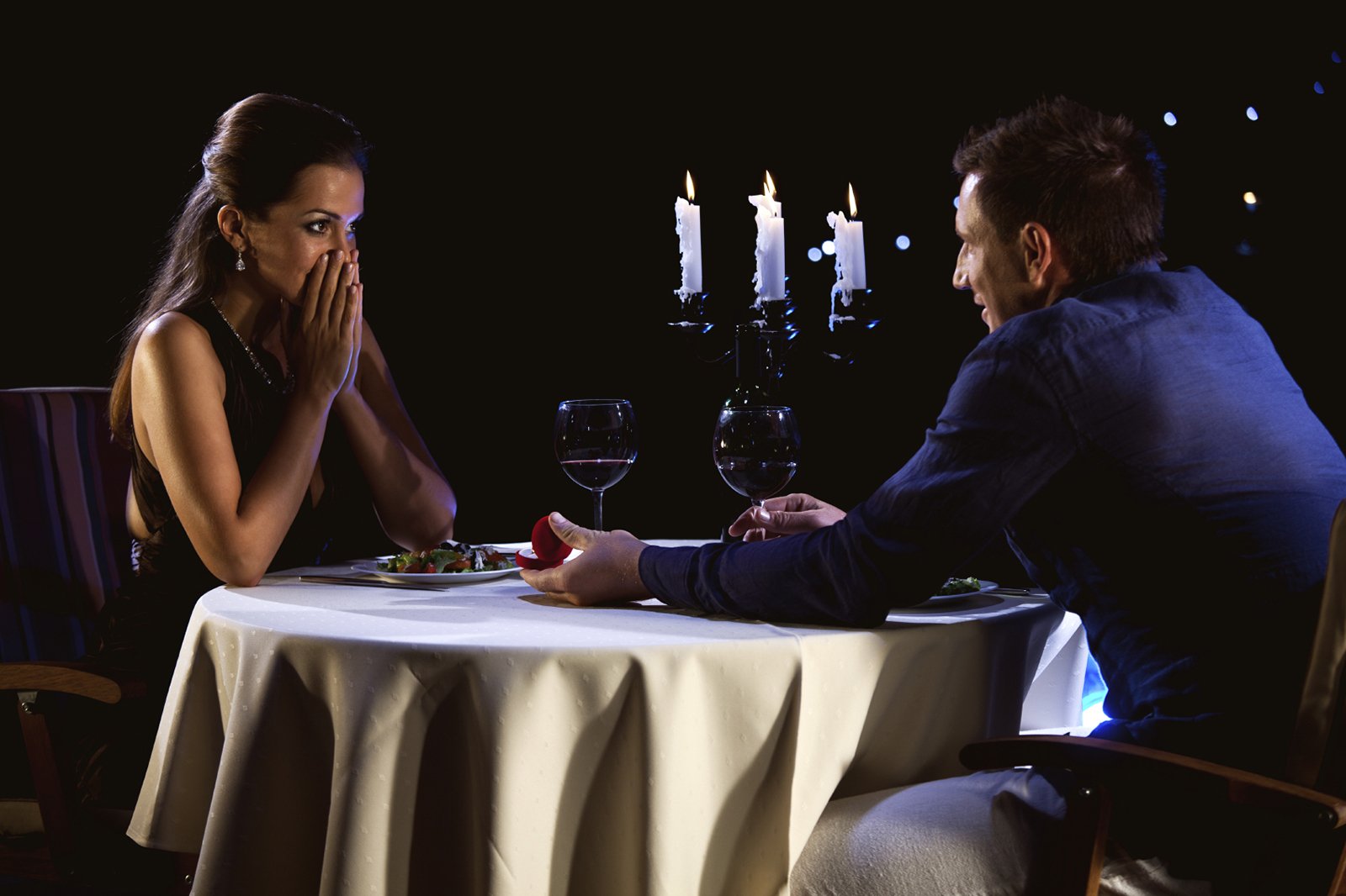 Ужин лишний. Пара в кафе за столиком. Мужчина с девушкой в ресторане. Мужчина за столом в ресторане. Романтический ужин при свечах.
