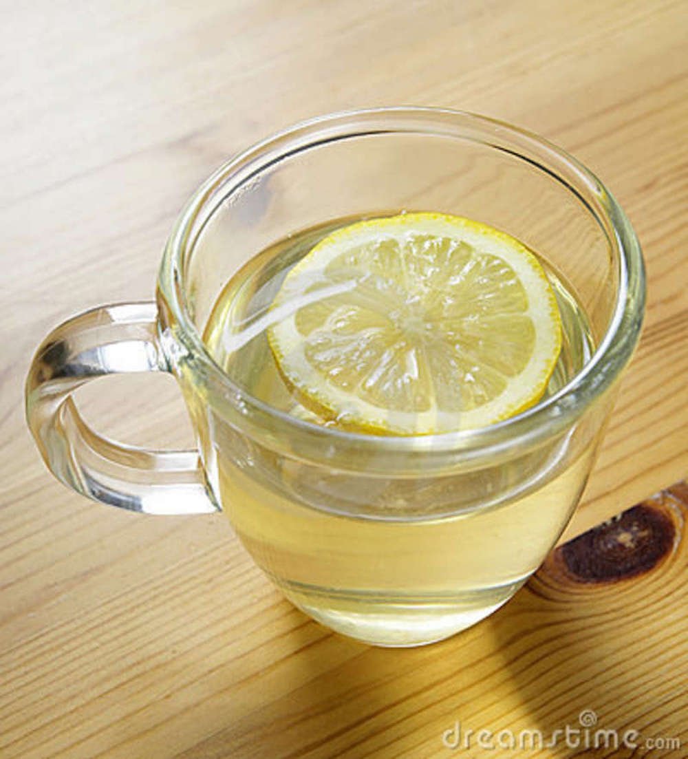 Вода с лимоном понижает. Стакан воды с лимоном. Стакан теплой воды с лимоном. Вода с лимонным соком. Чай с лимоном.